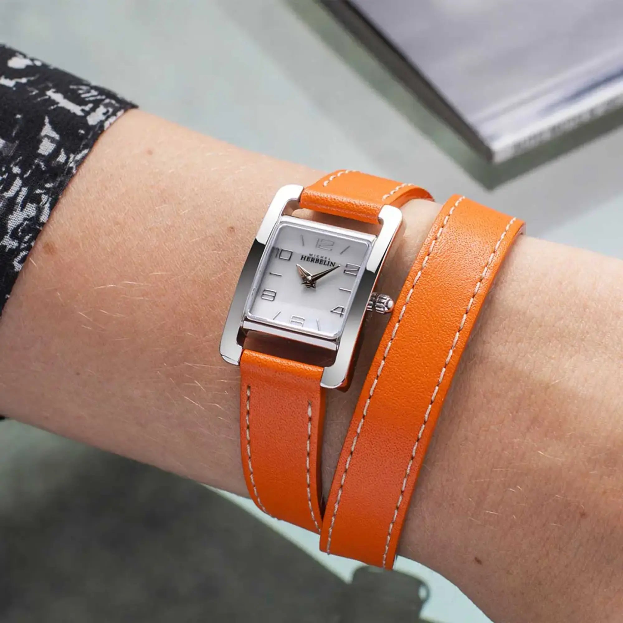 herbelin-ve-avenue-double-bracelet-cuir-orange-nacre-montre-femme image 2