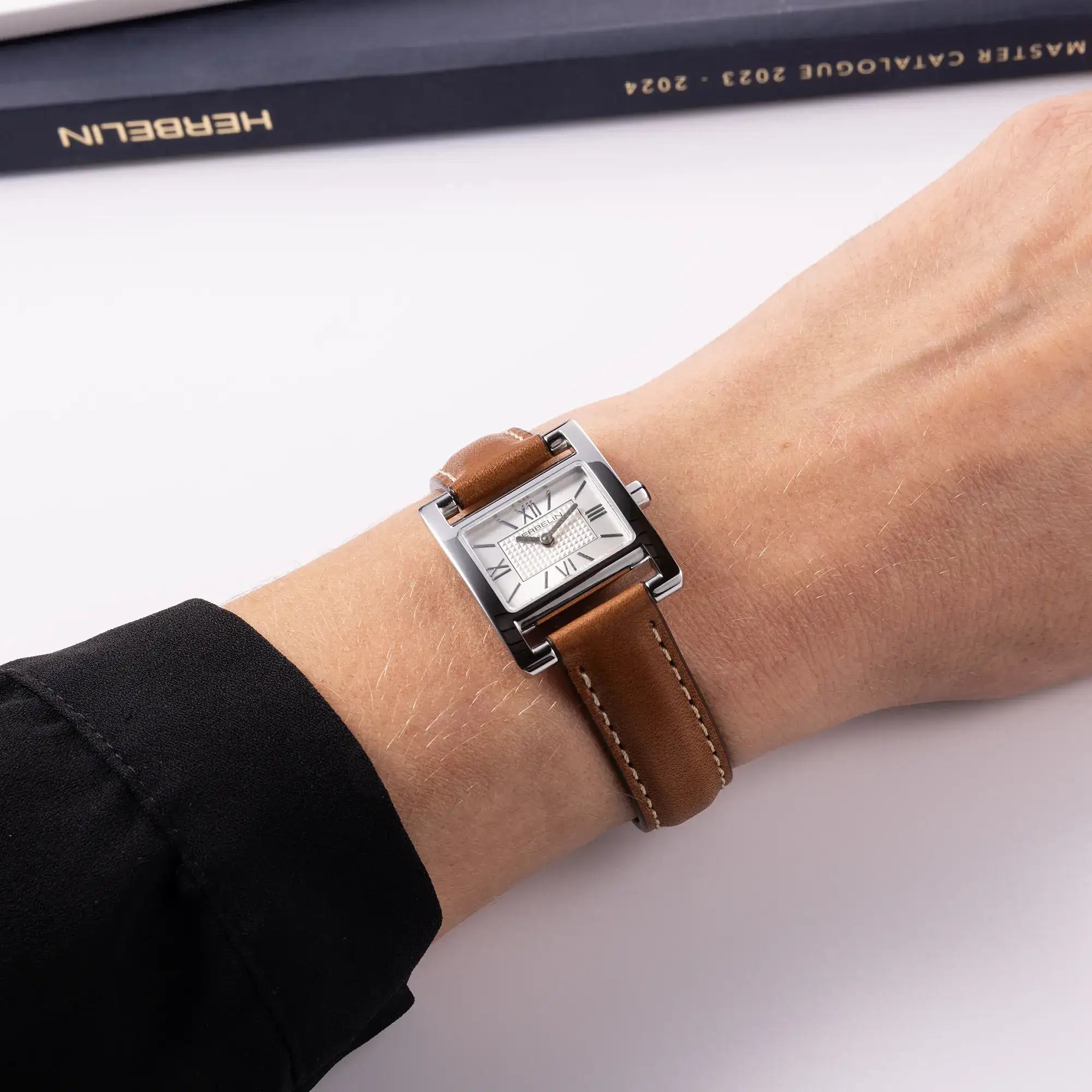 herbelin-ve-avenue-quartz-cuir-camel-index-montre-femme-rectangulaire image 2