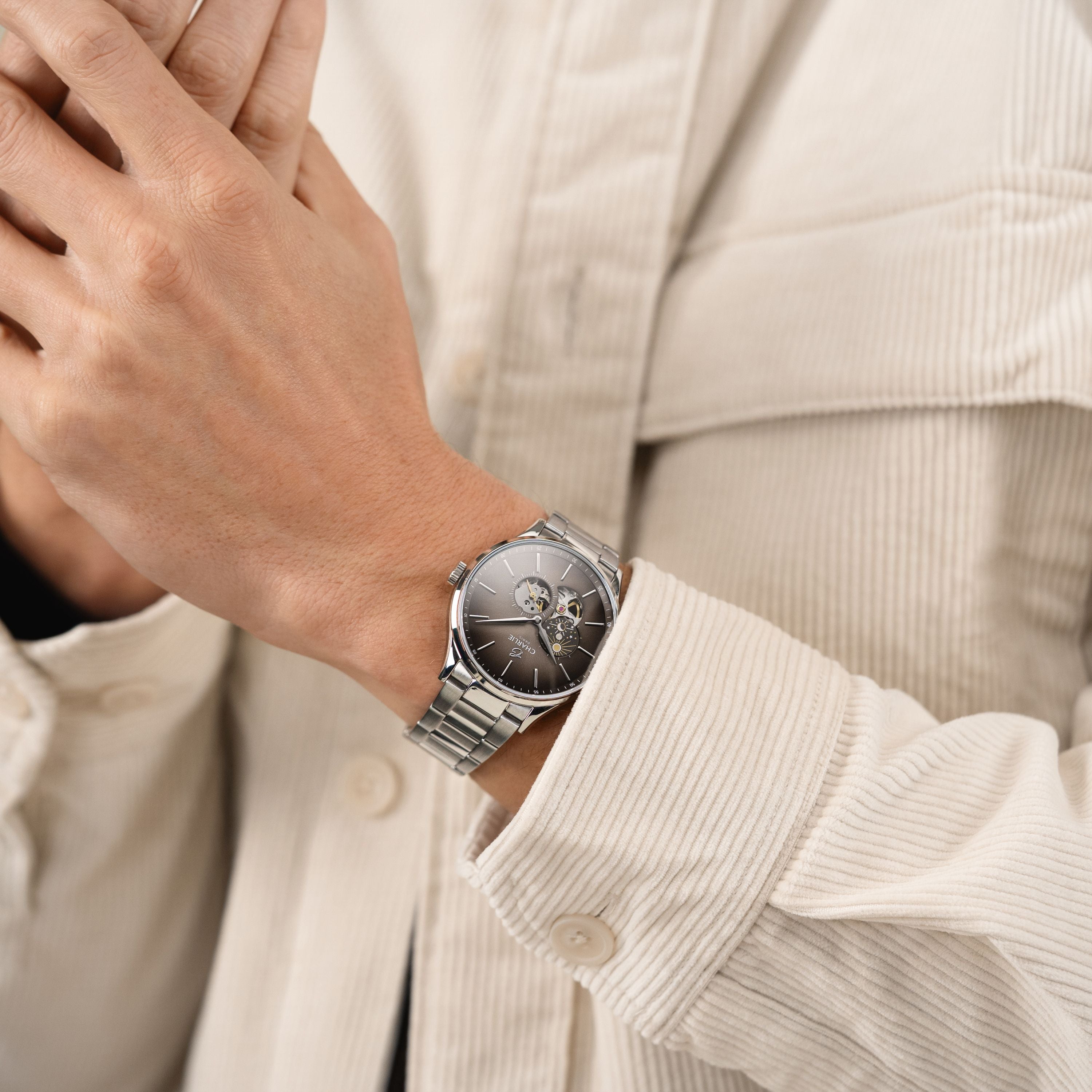 charlie-paris-initial-montre-automatique-c-ur-ouvert-jour-nuit-taupe-40mm image 3