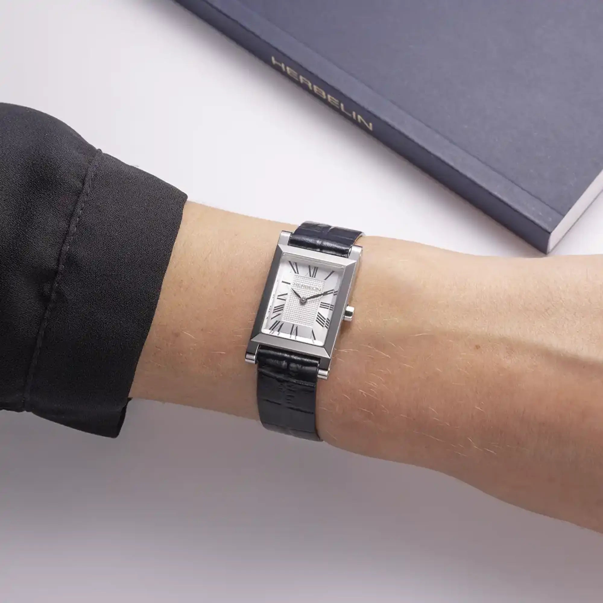 herbelin-antar-s-bracelet-fa-on-croco-bleu-cuir image 2
