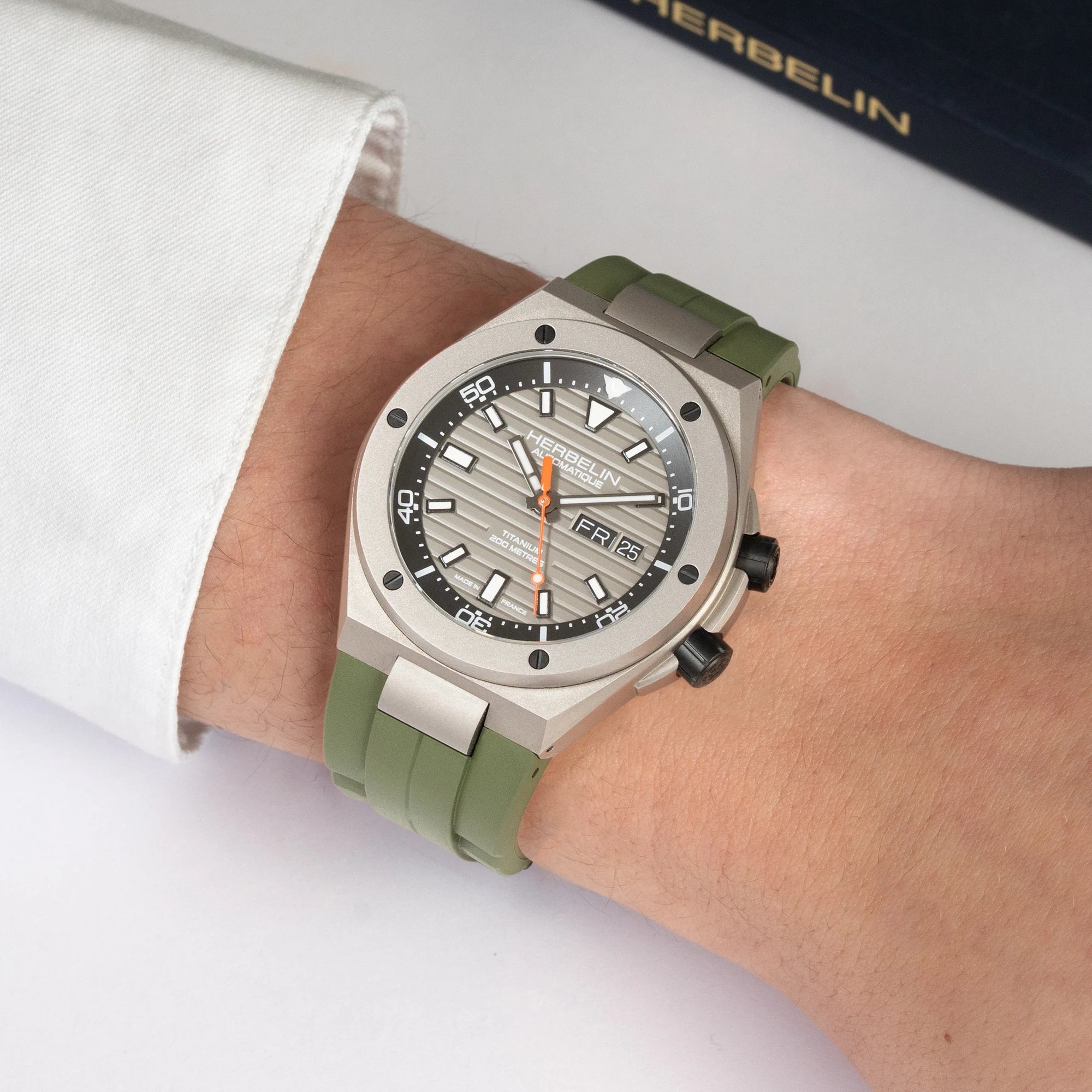 herbelin-cap-camarat-automatique-titane-diver-42-mm-kaki image 2