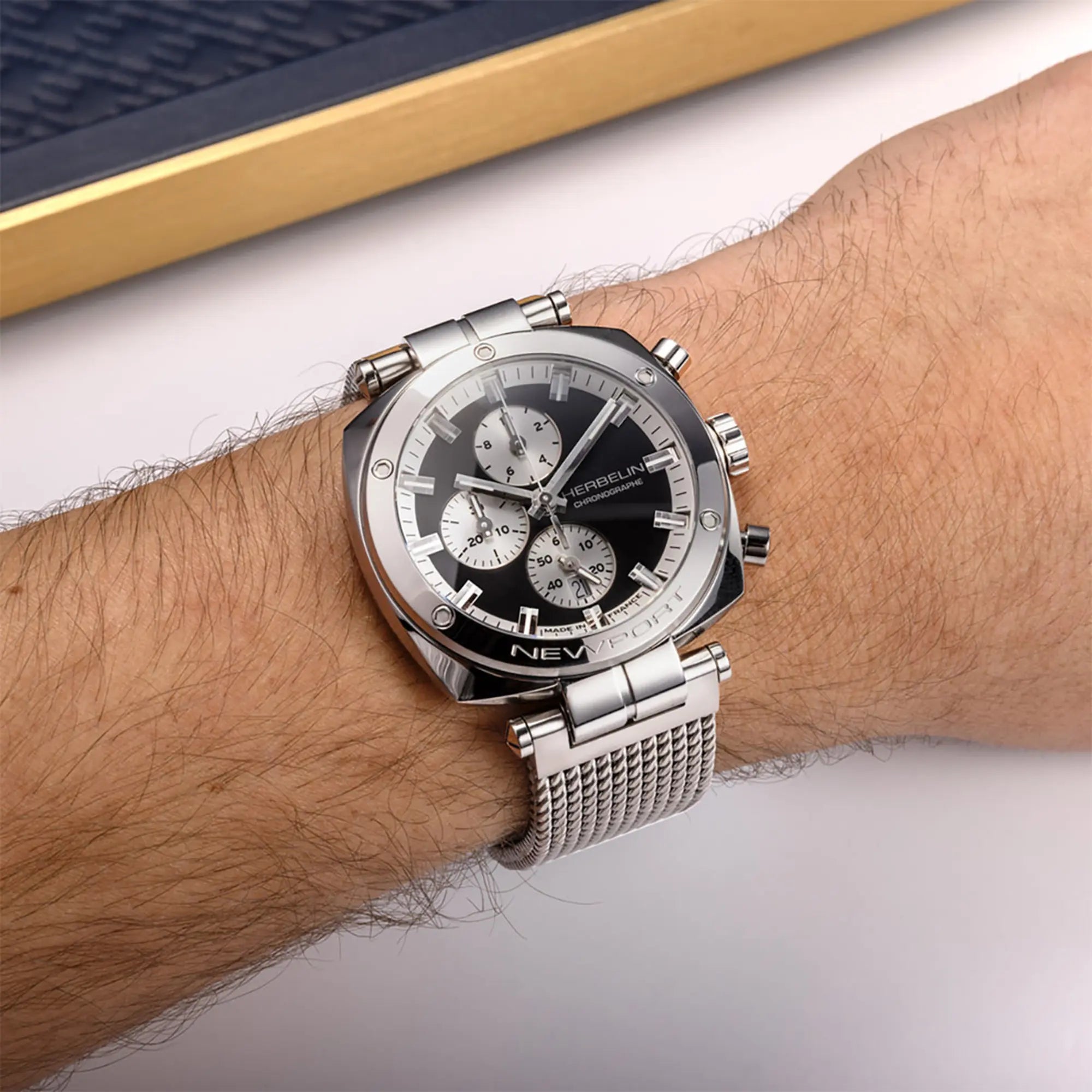 herbelin-newport-h-ritage-chrono-montre-homme-acier-maille-milanaise-cadran-noir image 2