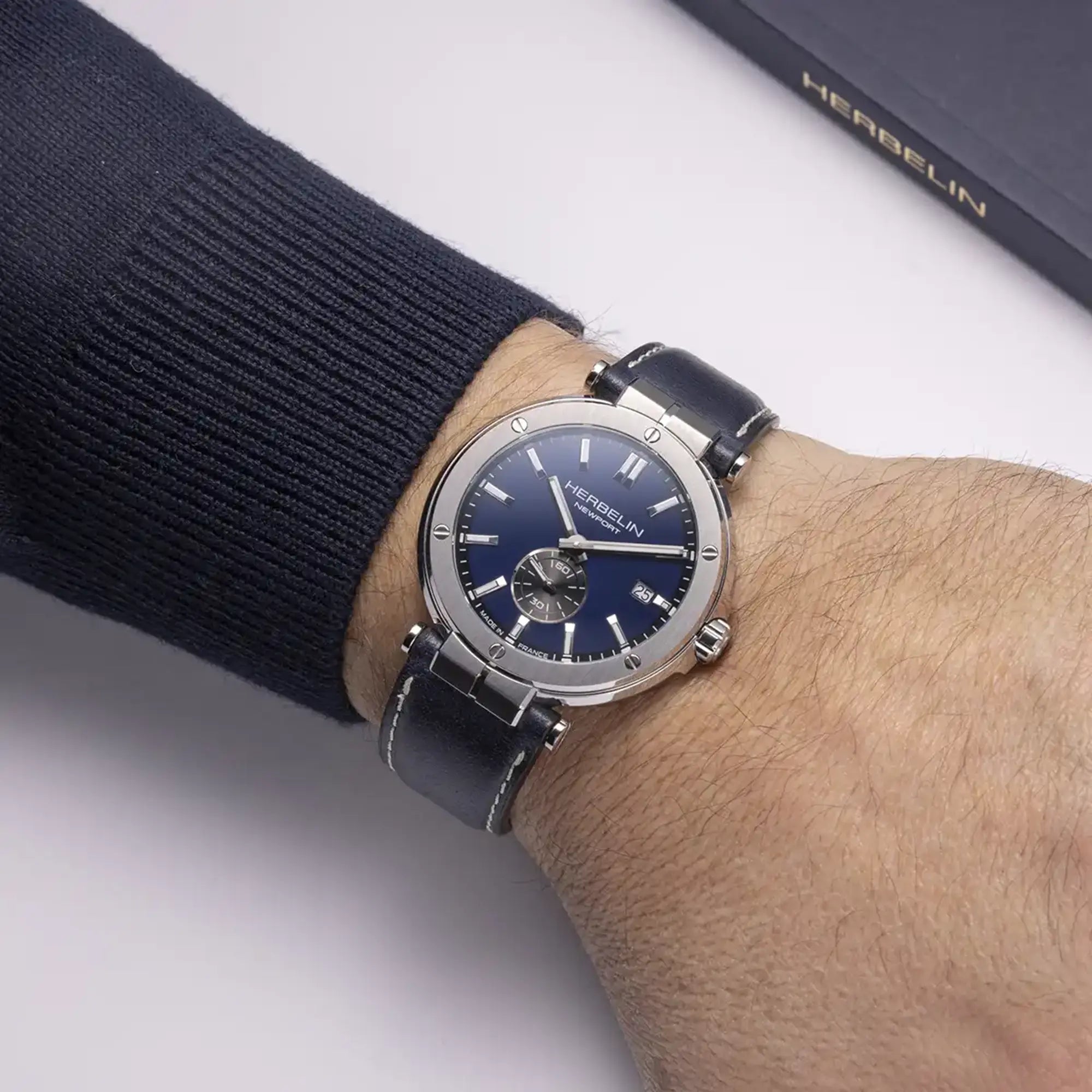 herbelin-newport-montre-quartz-homme-bleu-acier-et-cuir-bleu image 2