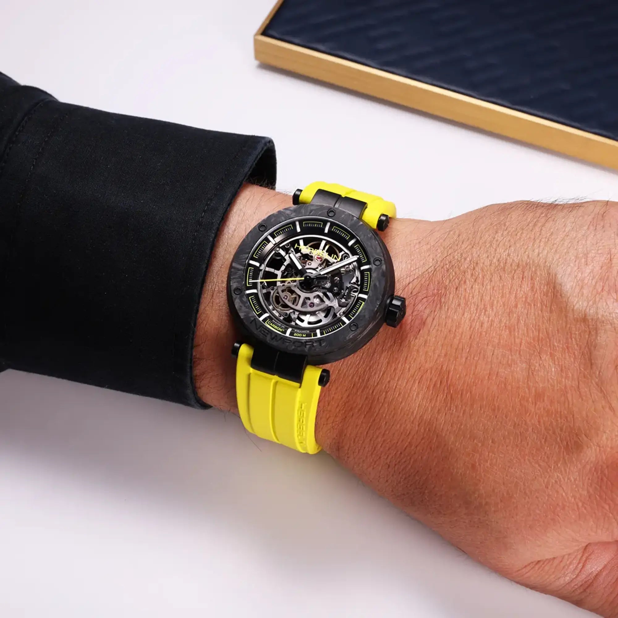 herbelin-newport-carbone-titane-squelette-jaune-43-mm-dition-limit-e image 2
