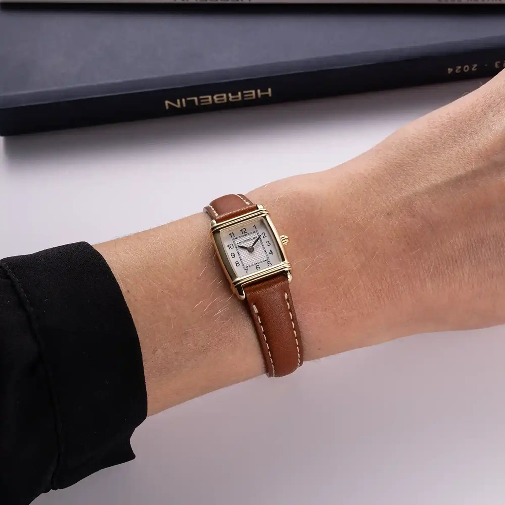herbelin-art-d-co-tonneau-quartz-femme-pvd-or-jaune-cuir image 2