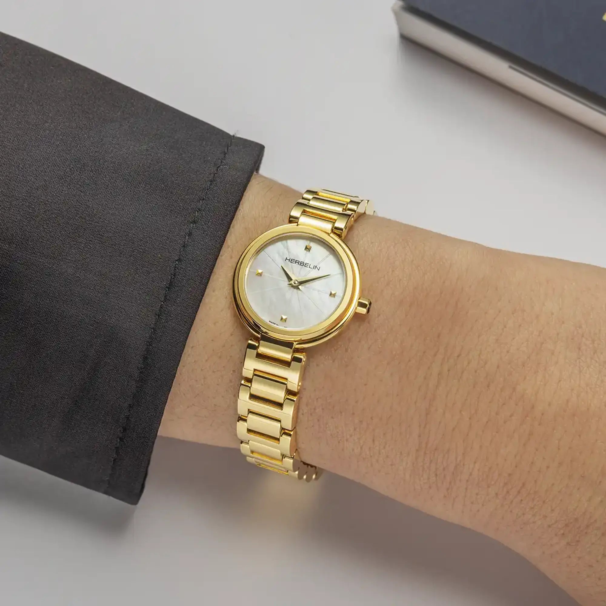 herbelin-lady-h-quartz-22-mm-montre-femme-nacre-pvd-or-jaune-verre-saphir image 2