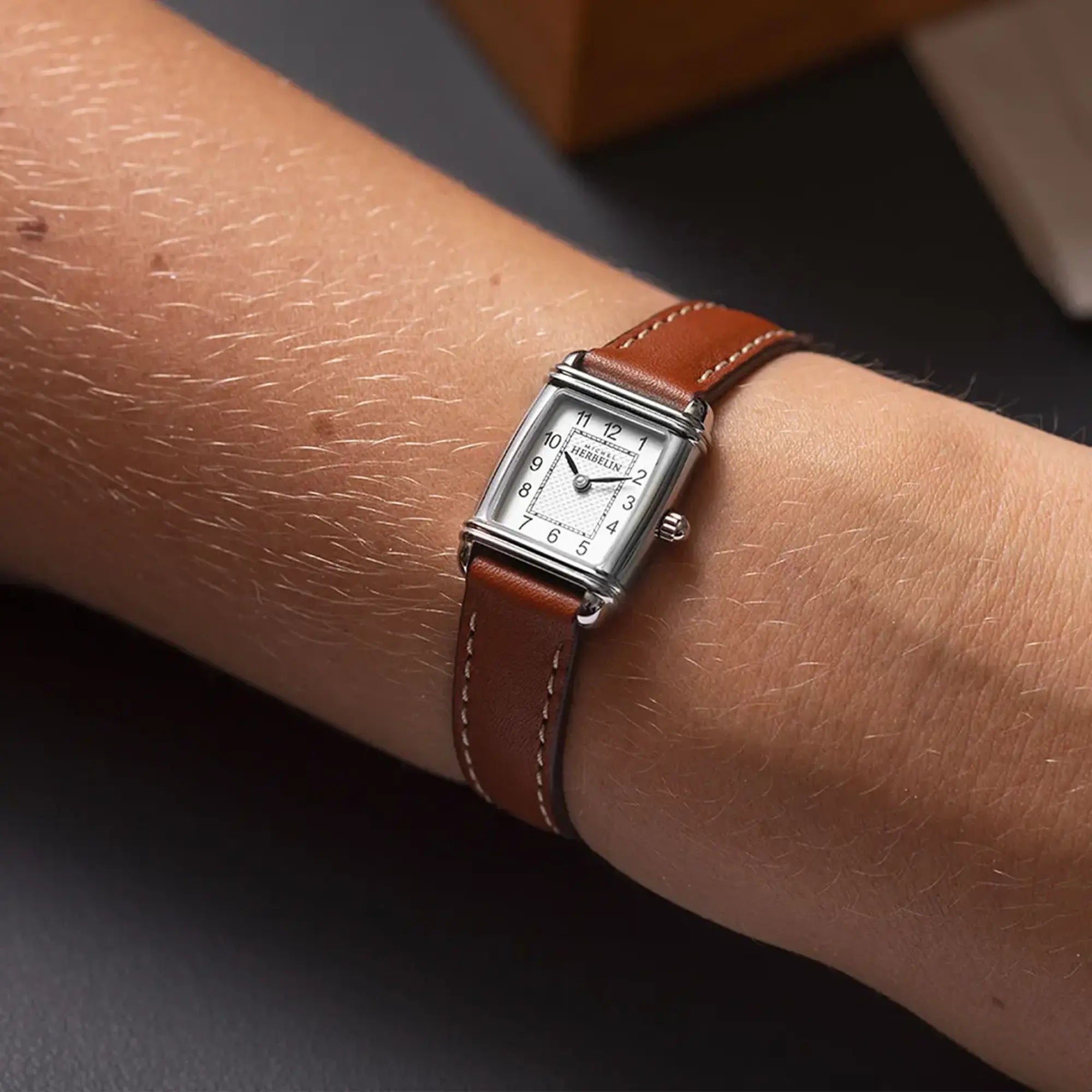 herbelin-art-d-co-tonneau-quartz-montre-femme-acier-cuir-camel image 2