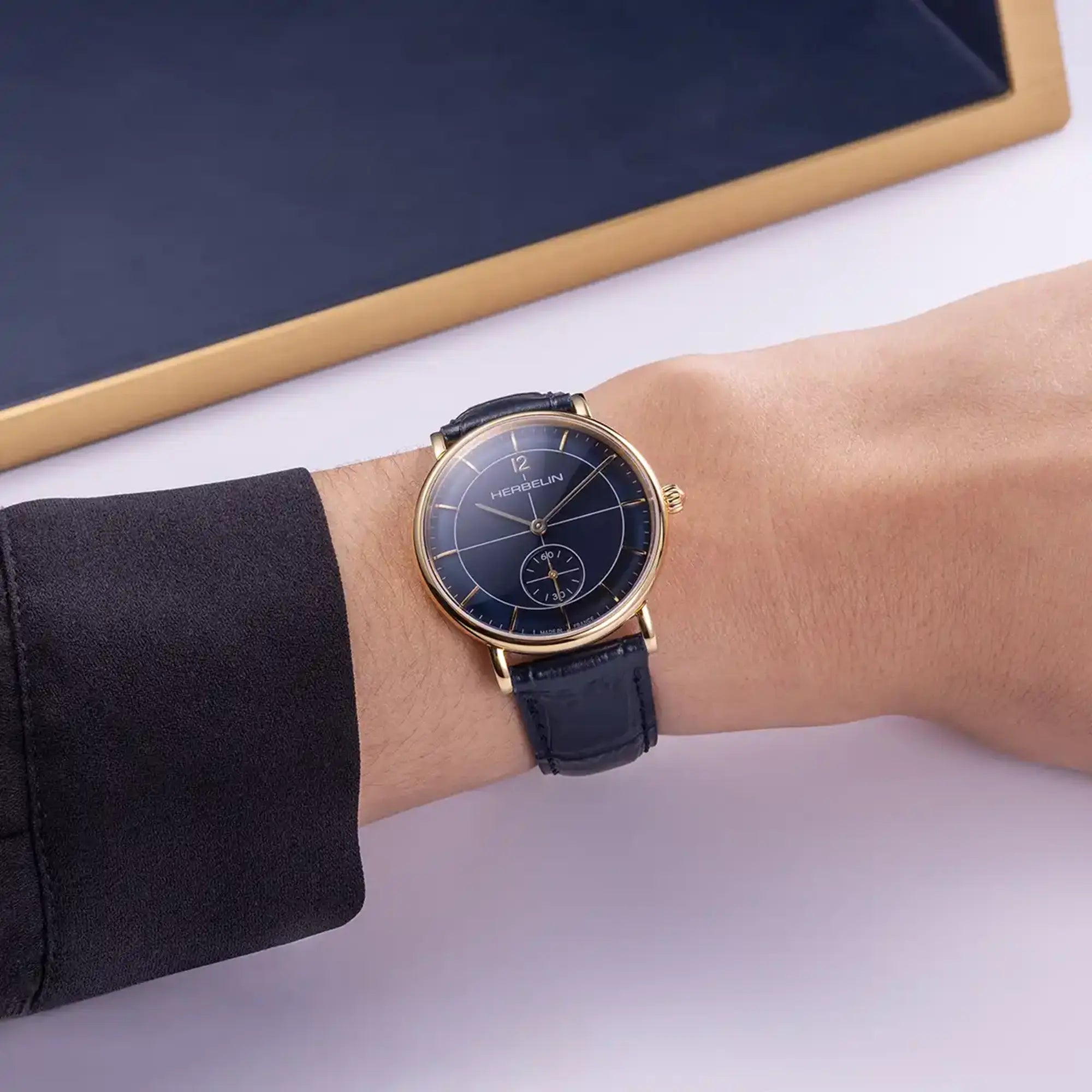 herbelin-inspiration-petite-seconde-femme-montre-bleu-or-bracelet-cuir image 2
