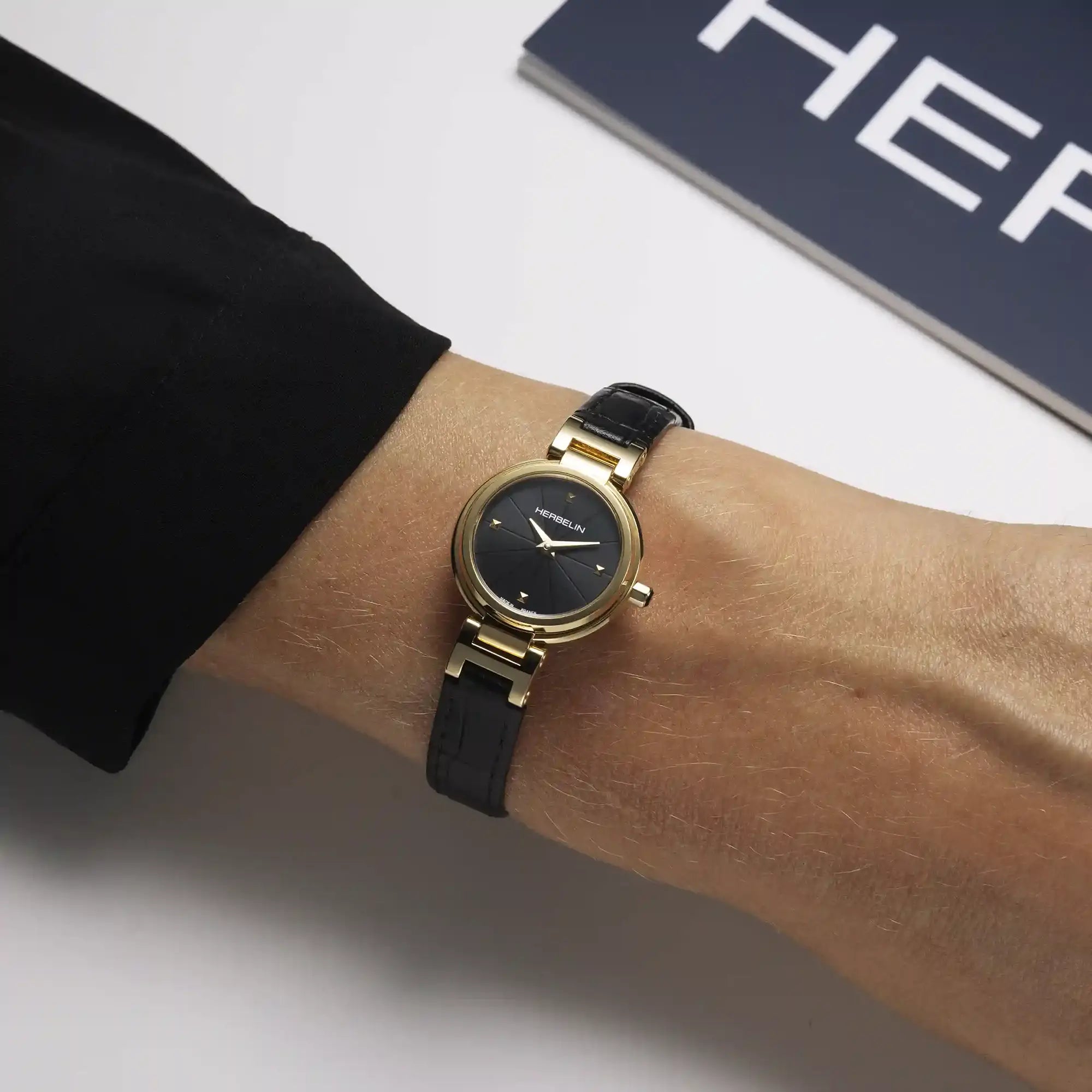 herbelin-lady-h-quartz-montre-femme-pvd-or-jaune-22-mm-cuir-noir image 2