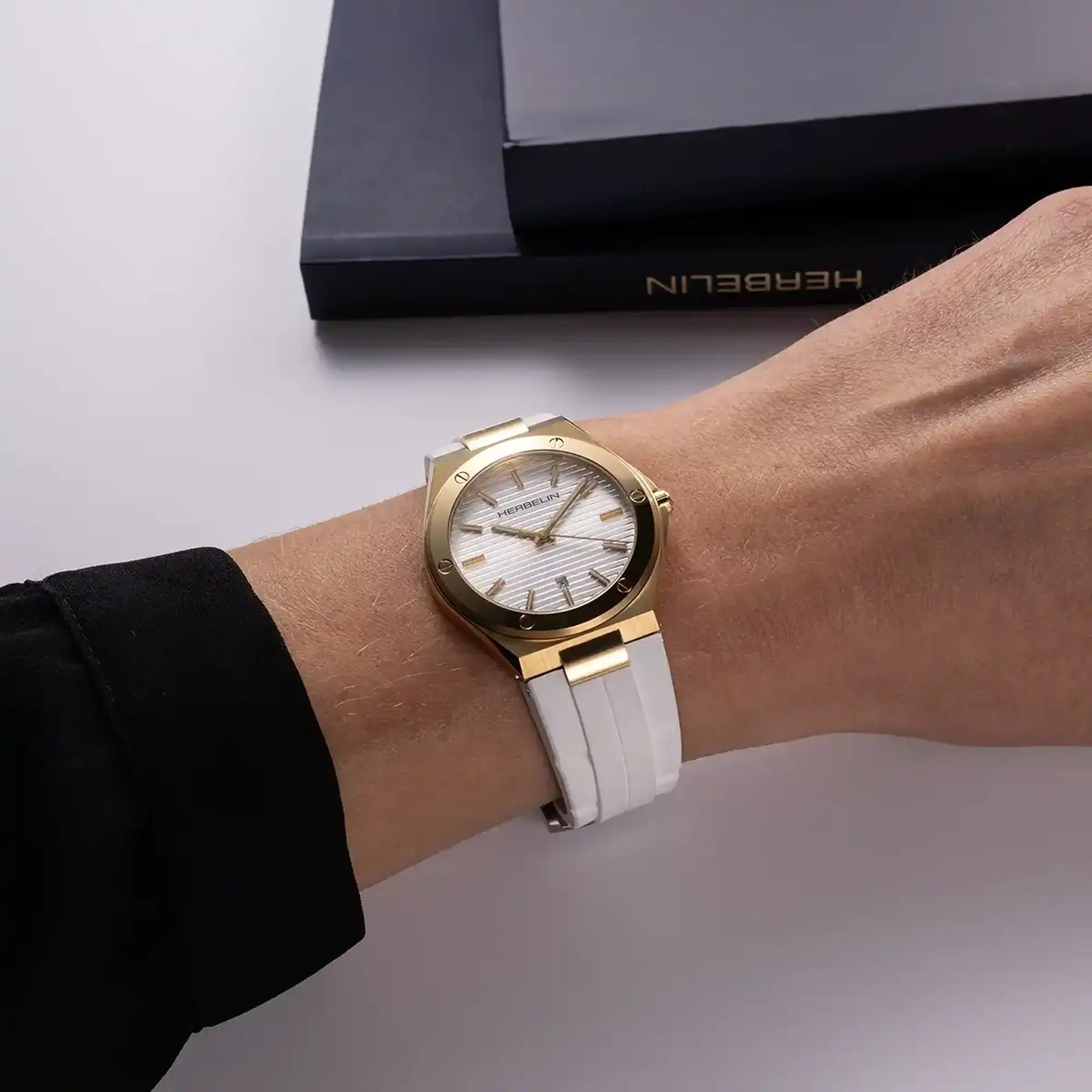 herbelin-cap-camarat-quartz-femme-pvd-or-jaune-cadran-blanc-bracelet-caoutchouc image 2