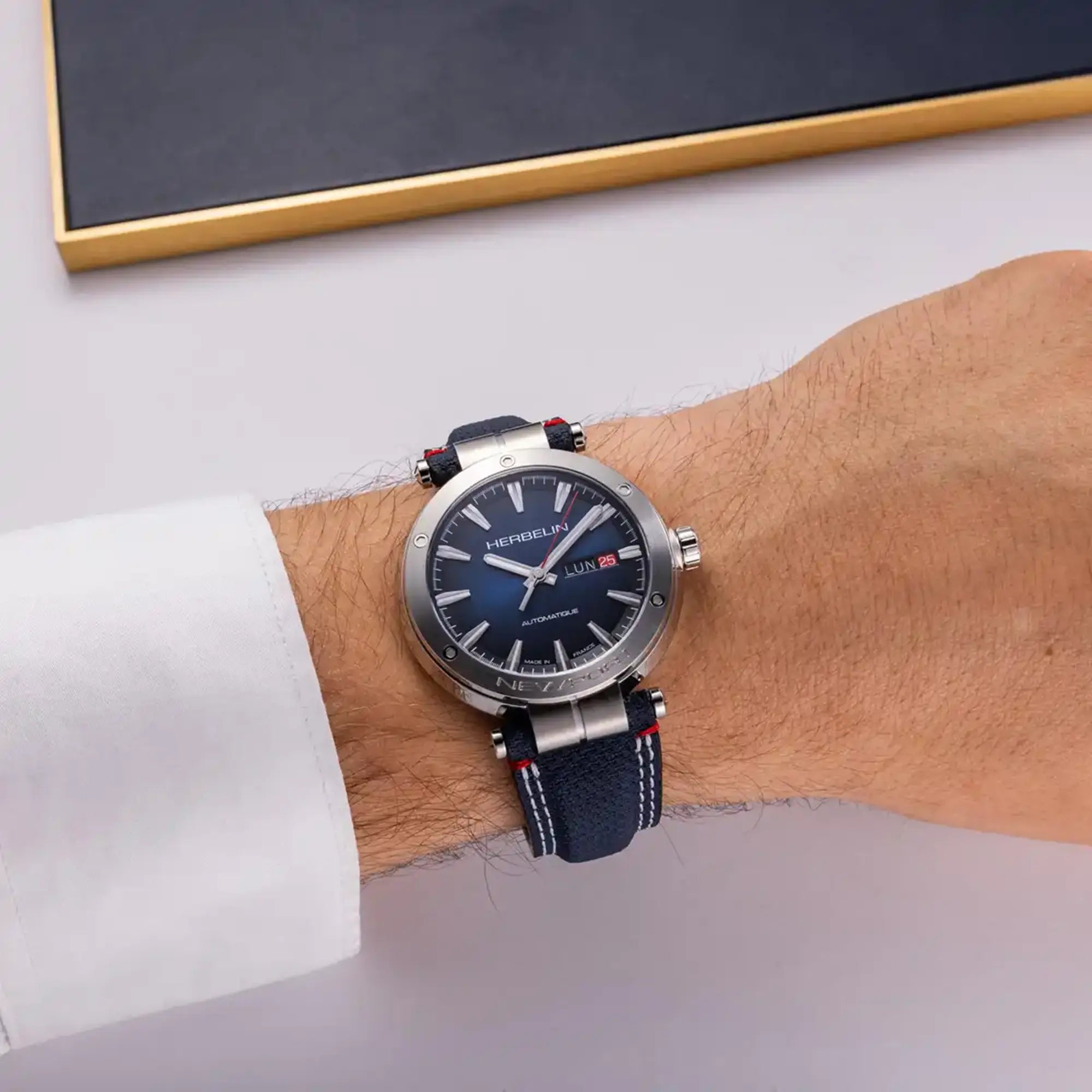 herbelin-newport-automatique-day-date-montre-homme-textile-bleu image 2