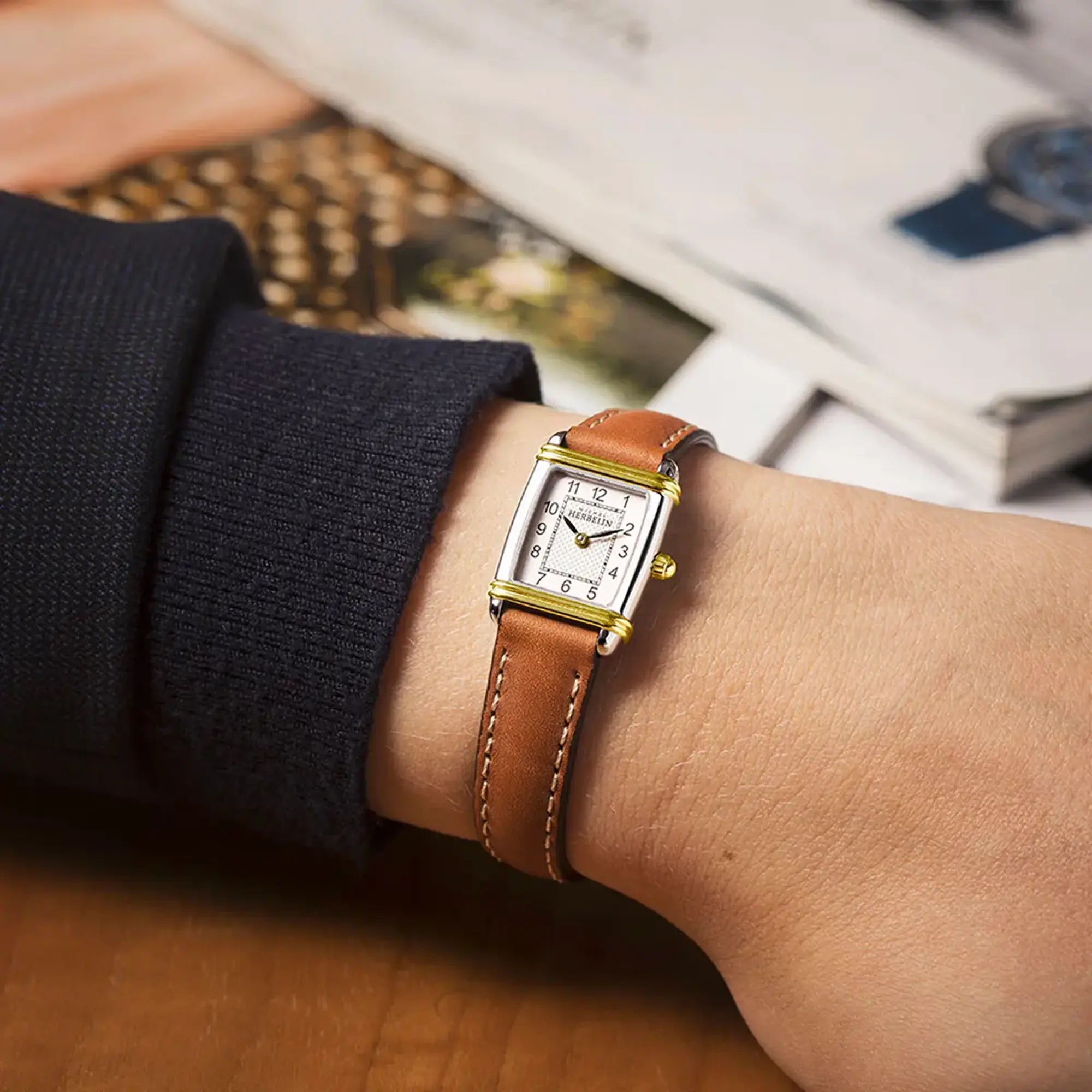herbelin-art-d-co-tonneau-quartz-bicolore-cuir-camel-femme-montre image 2