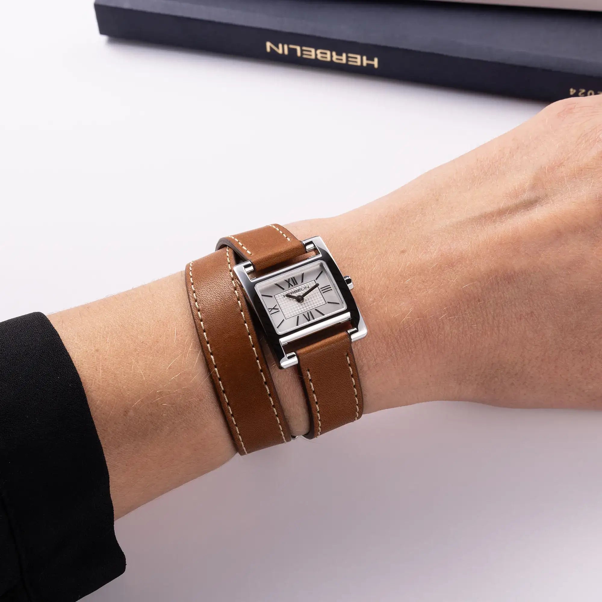 herbelin-ve-avenue-bracelet-double-cuir-camel-index-femme-montre-quartz image 2