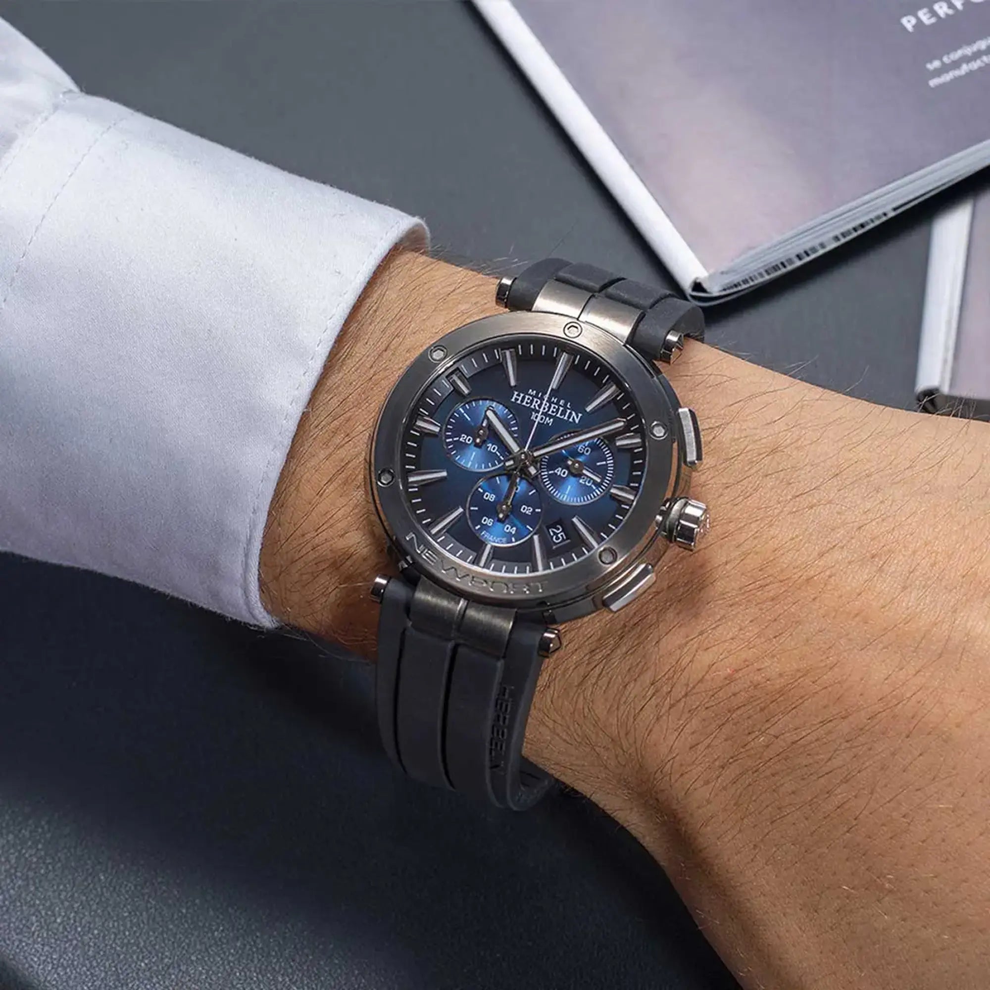 herbelin-newport-chronographe-homme-acier-pvd-noir-cadran-d-grad-bleu-bracelet-f image 2