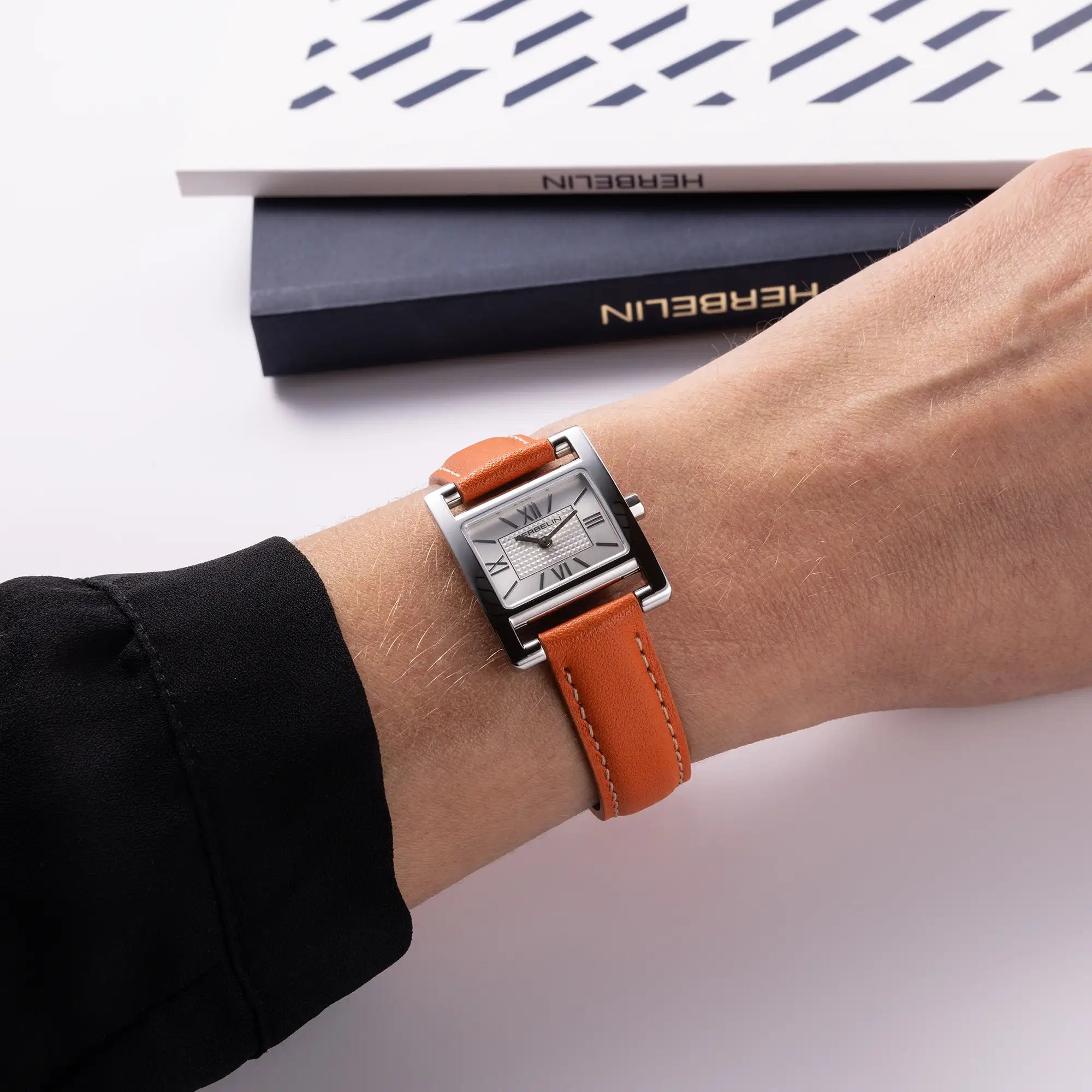 herbelin-ve-avenue-quartz-femme-montre-rectangulaire-acier-bracelet-cuir-orange image 2