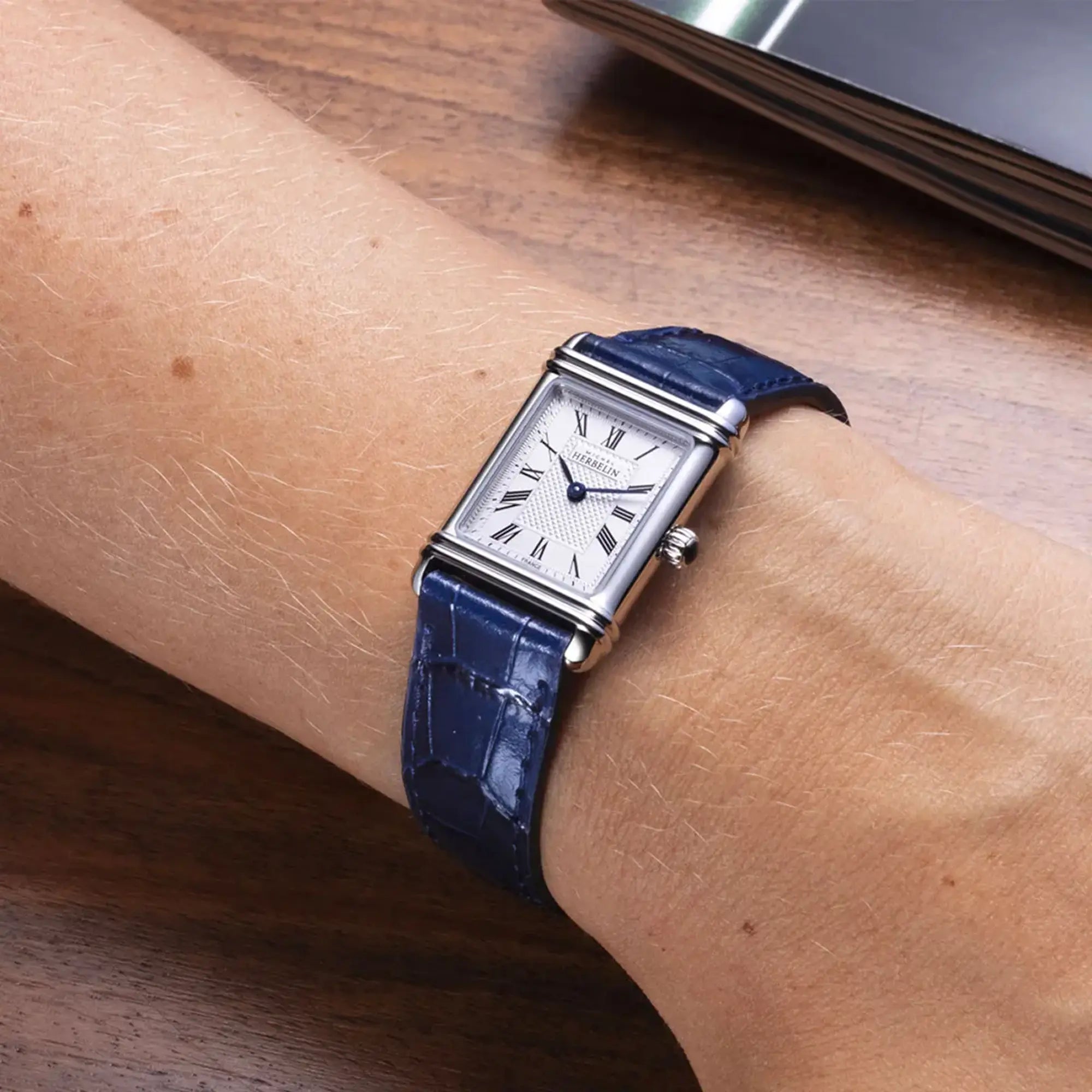herbelin-art-d-co-quartz-montre-femme-acier-cuir-bleu-marine image 2