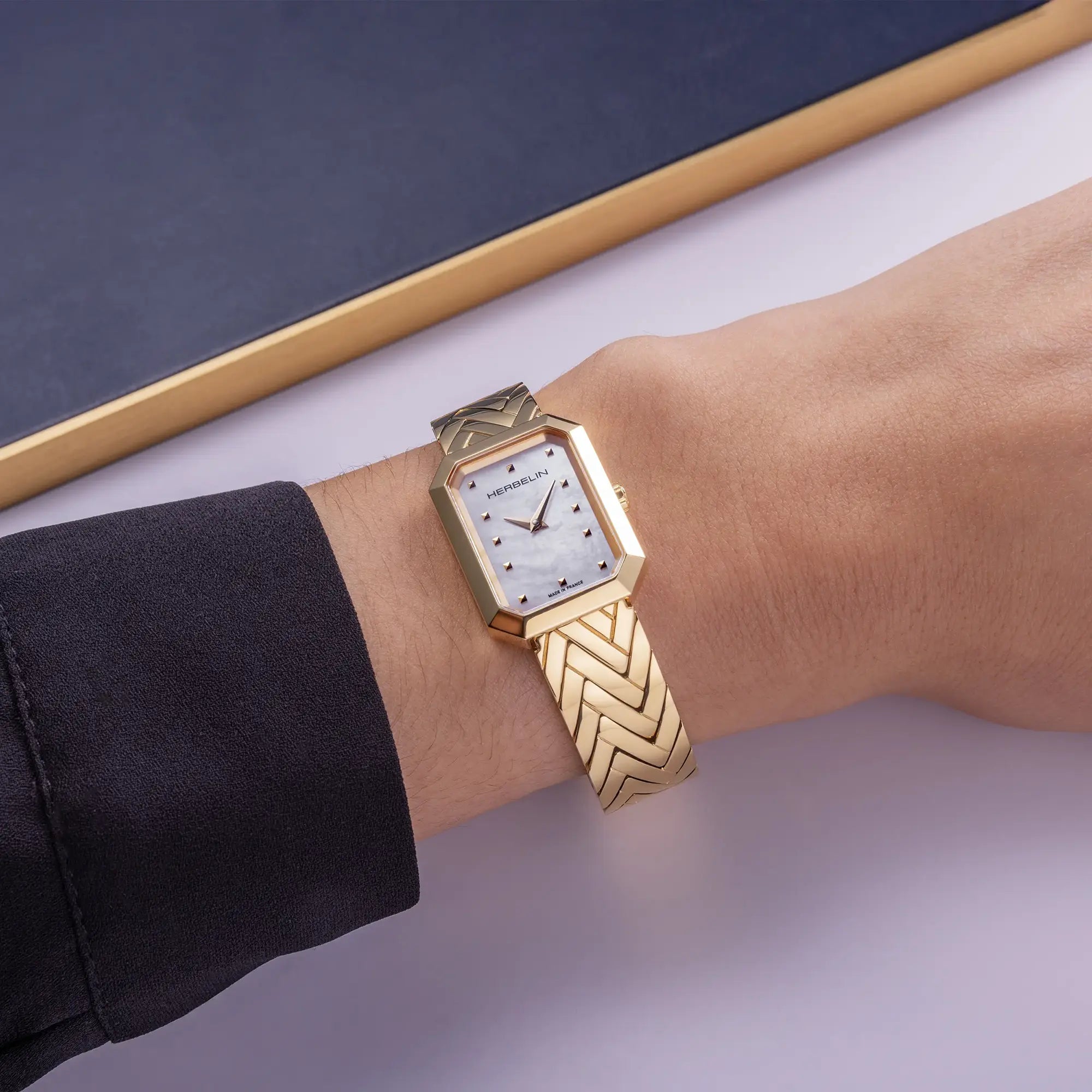 herbelin-octog-ne-chevrons-pvd-or-jaune-nacre-montre-femme image 2