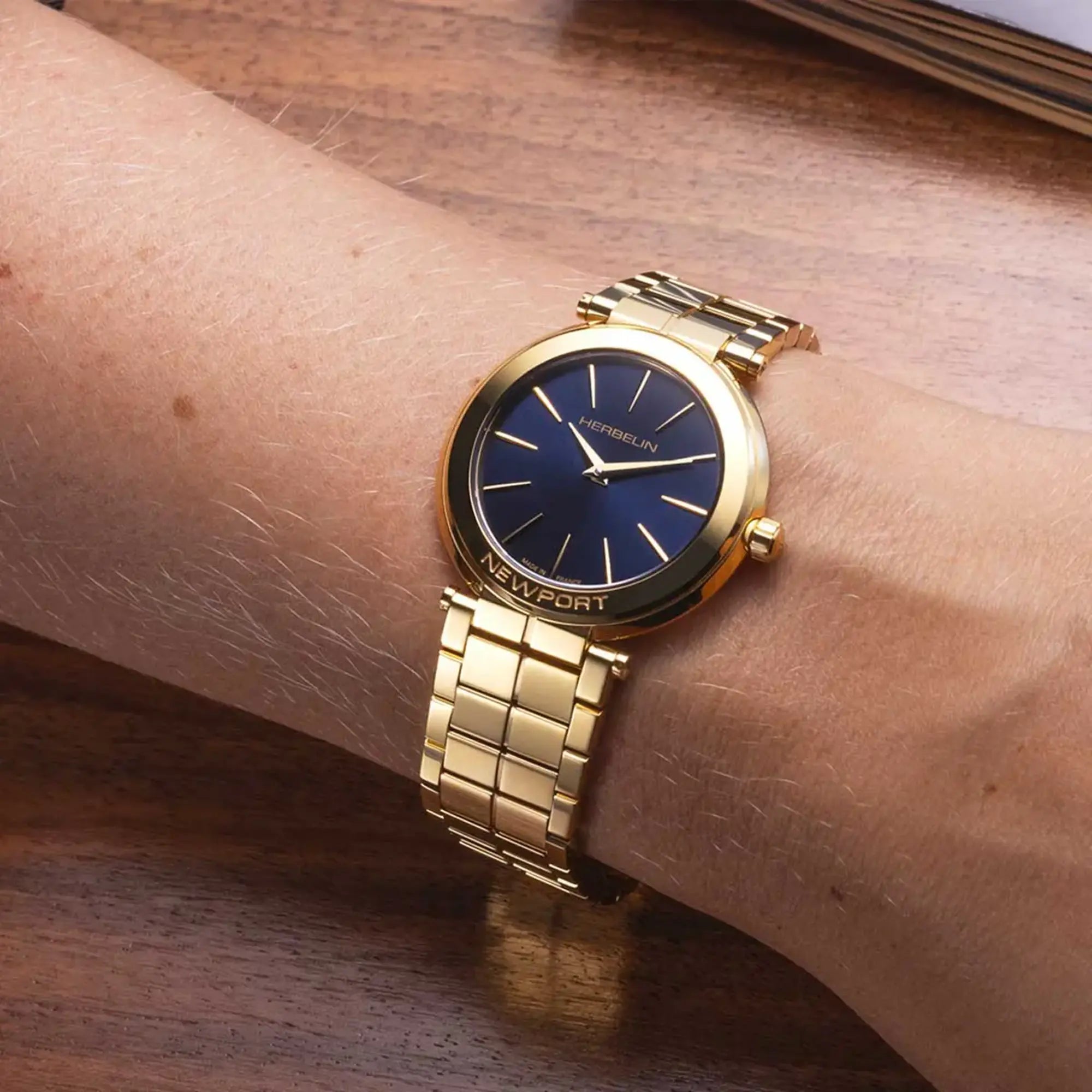 herbelin-newport-slim-femme-pvd-or-jaune-bleu-quartz image 2