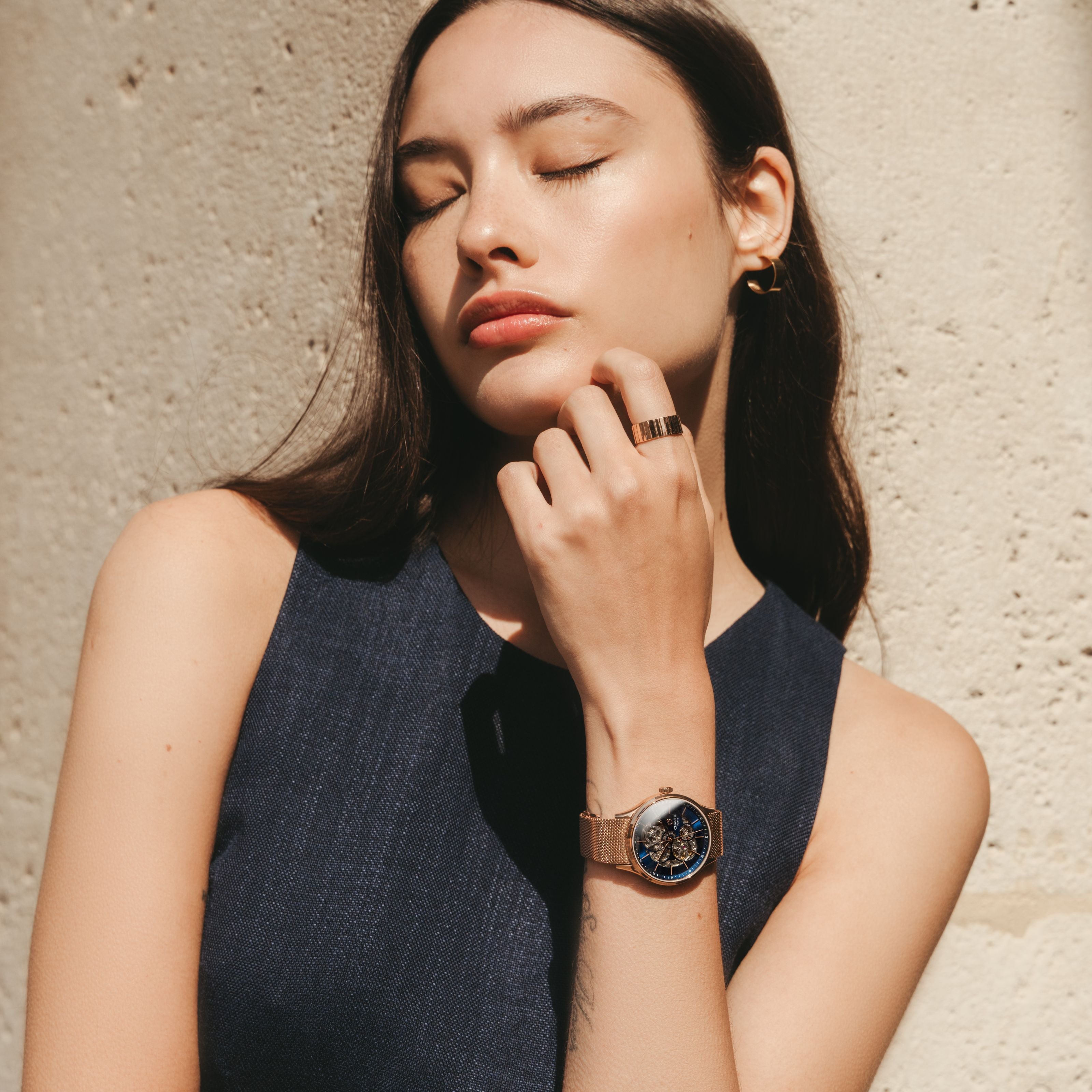 charlie-paris-initial-36-montre-automatique-femme-ajour-e-dor-rose-et-bleu-36-mm image 3