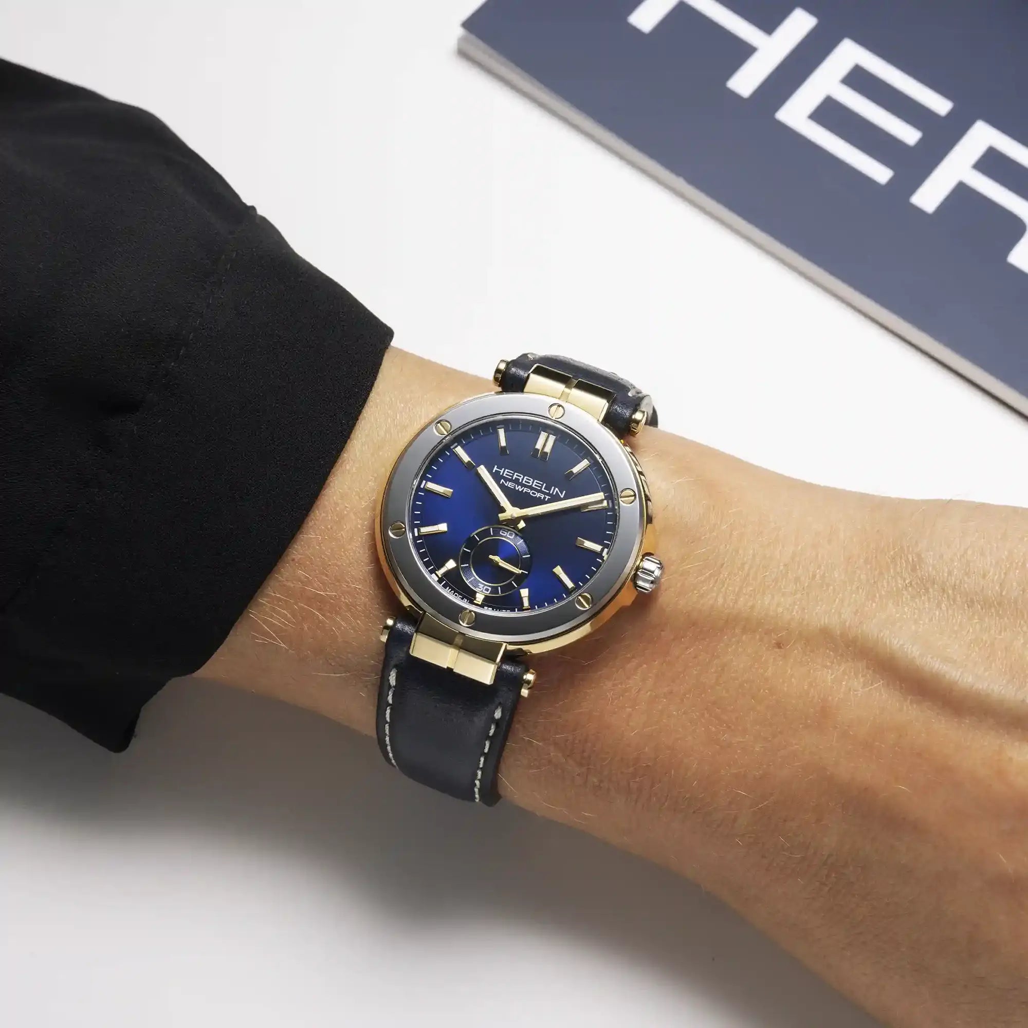 herbelin-newport-quartz-acier-35-mm-montre-femme-cadran-bleu-pvd-or-bracelet-cui image 2