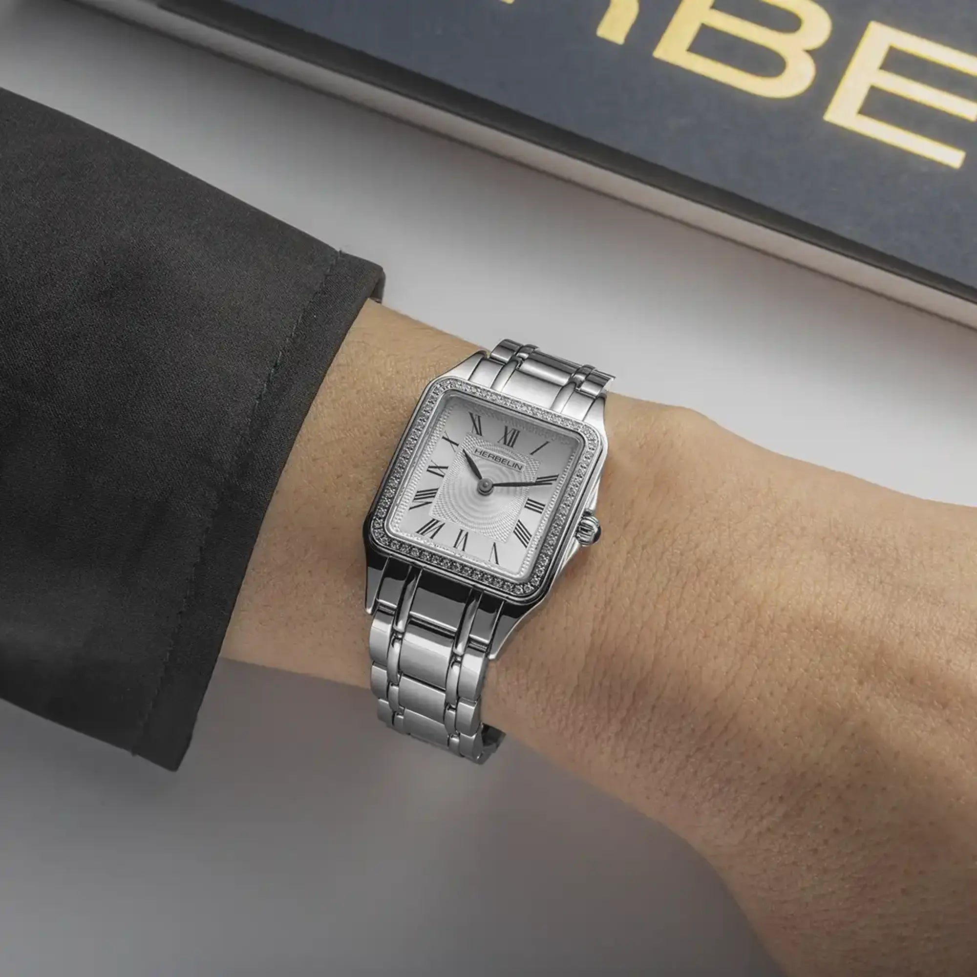 herbelin-luna-quartz-acier-et-diamants-montre-femme-carr-e image 2