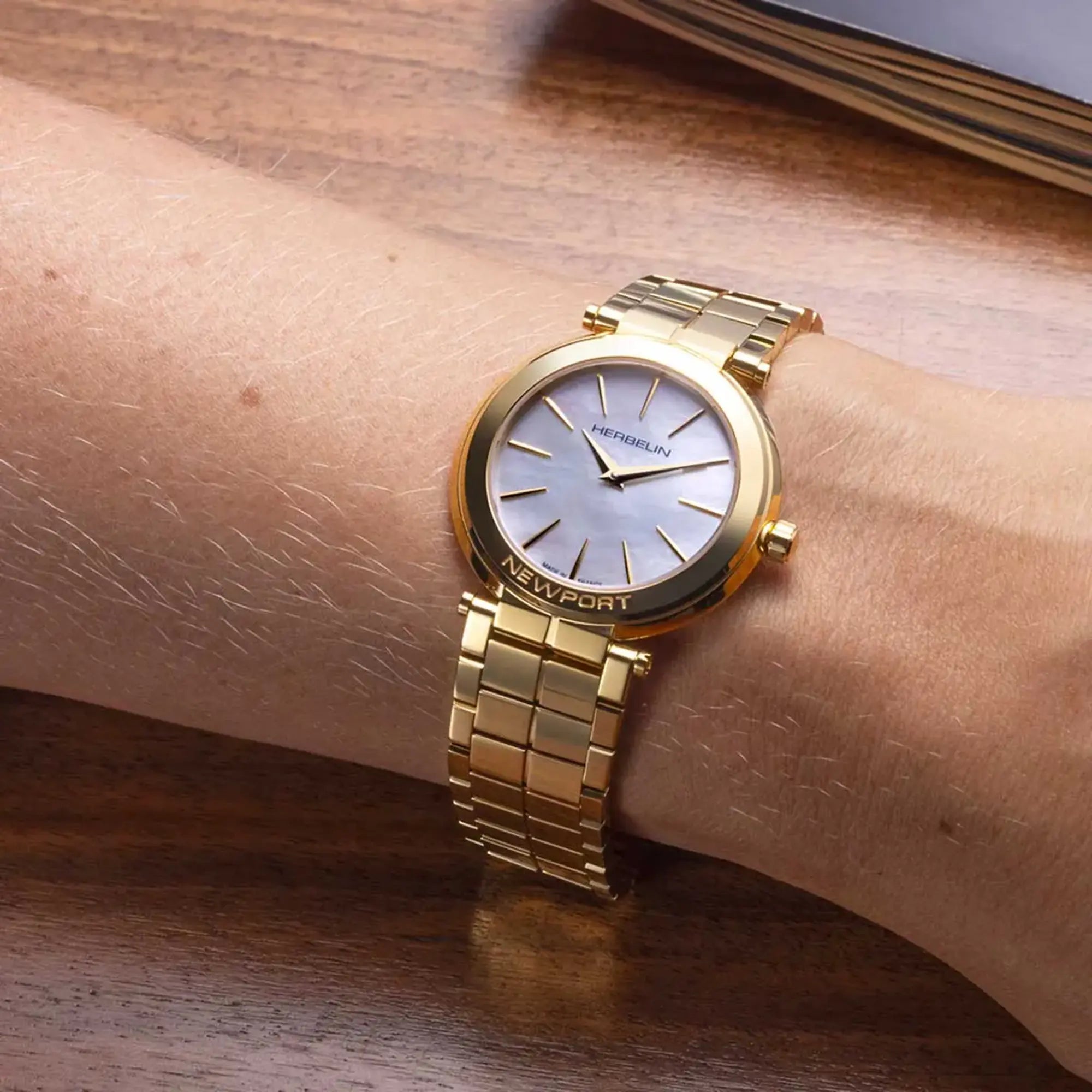 herbelin-newport-slim-montre-femme-pvd-or-jaune-nacre image 2