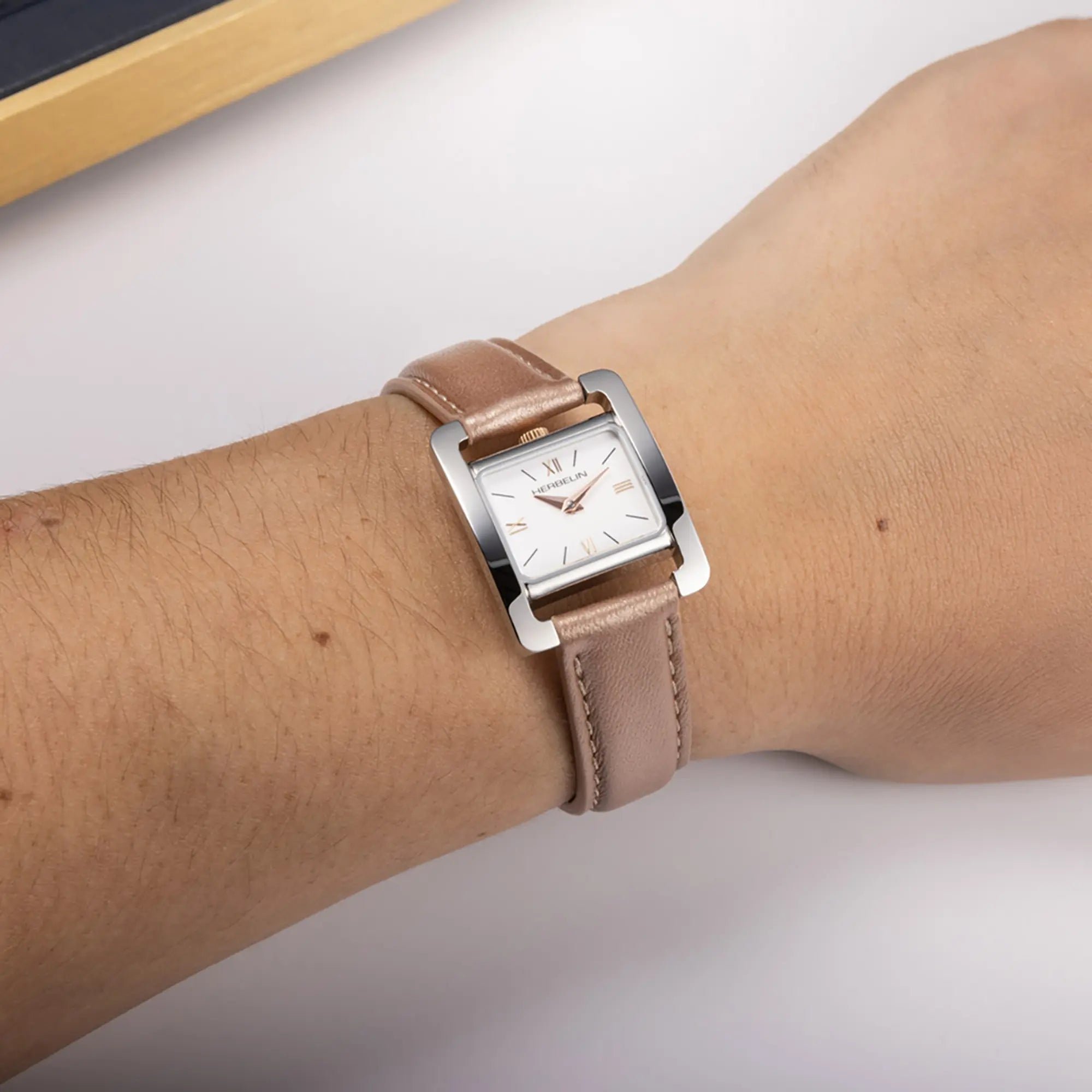 herbelin-v-avenue-montre-quartz-femme-bo-tier-rectangulaire-cuir-rose-poudr image 2