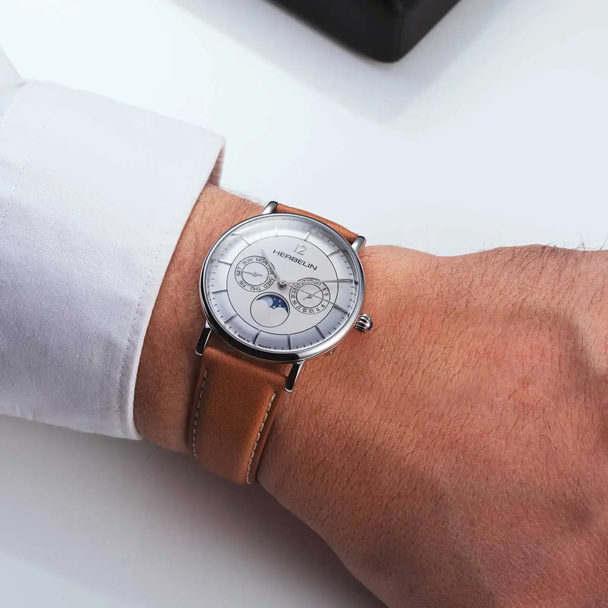 herbelin-inspiration-phase-de-lune-quartz-acier-cadran-argent-et-cuir-camel-homm image 2