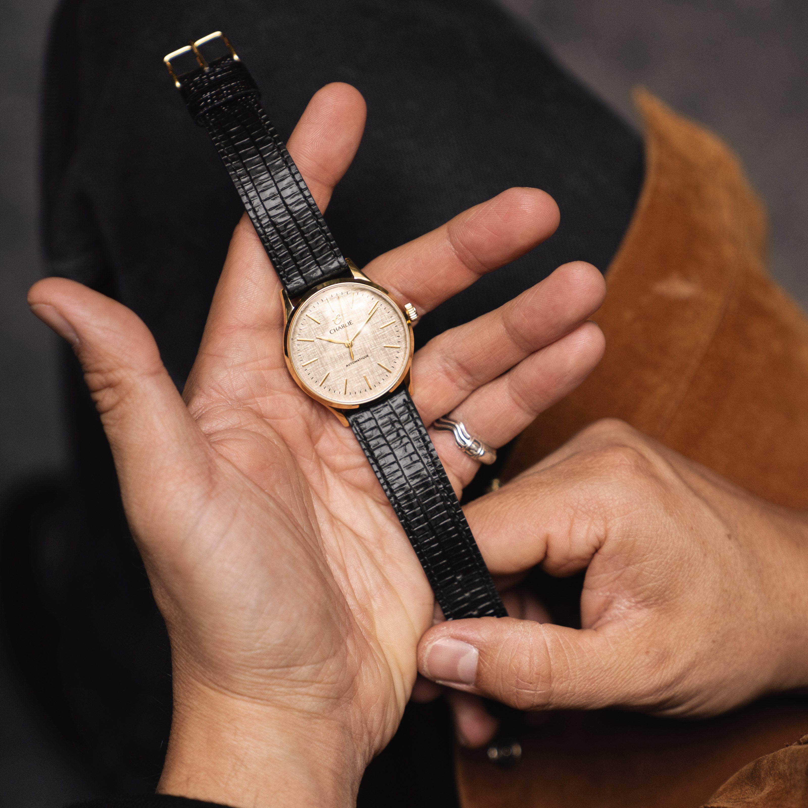 charlie-paris-initial-lino-montre-automatique-dor-jaune-cadran-lin-35-mm image 8