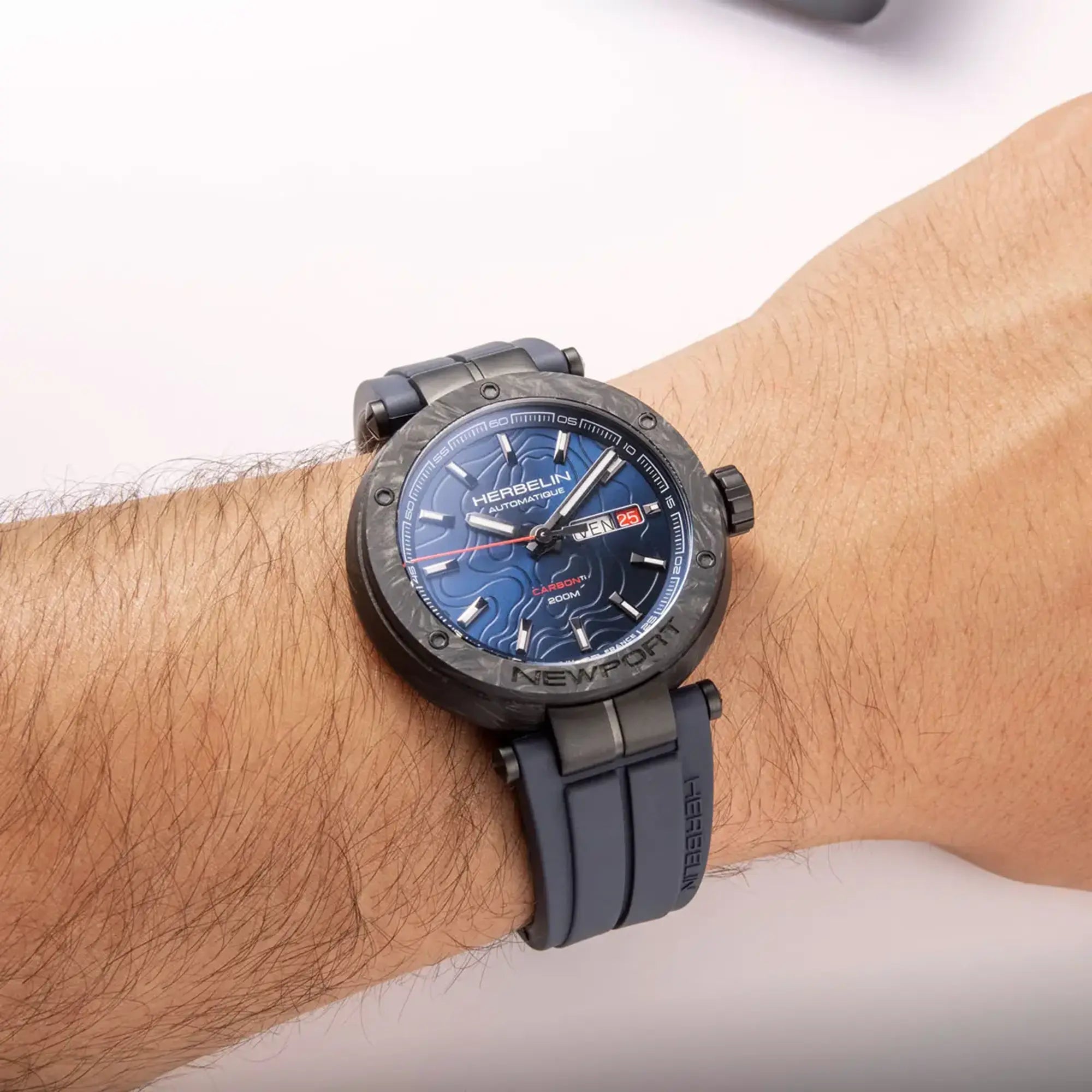 herbelin-newport-carbone-titane-automatique-bleu-43-mm-homme image 2