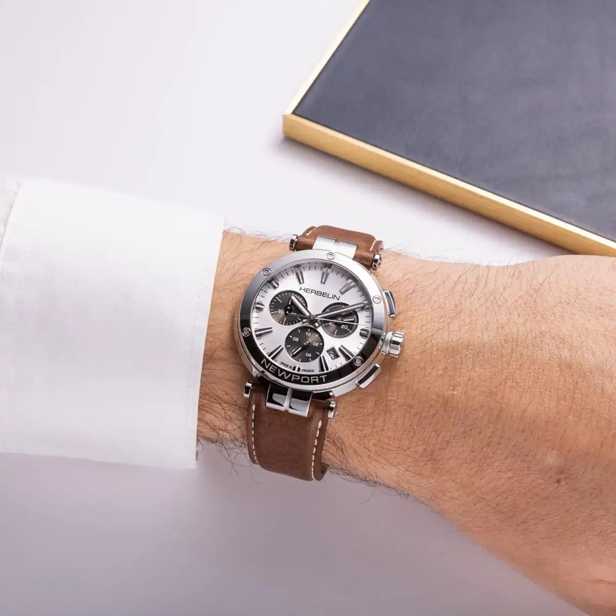 herbelin-newport-chronographe-blanc-gris-cuir-brun-montre-homme-quartz image 2