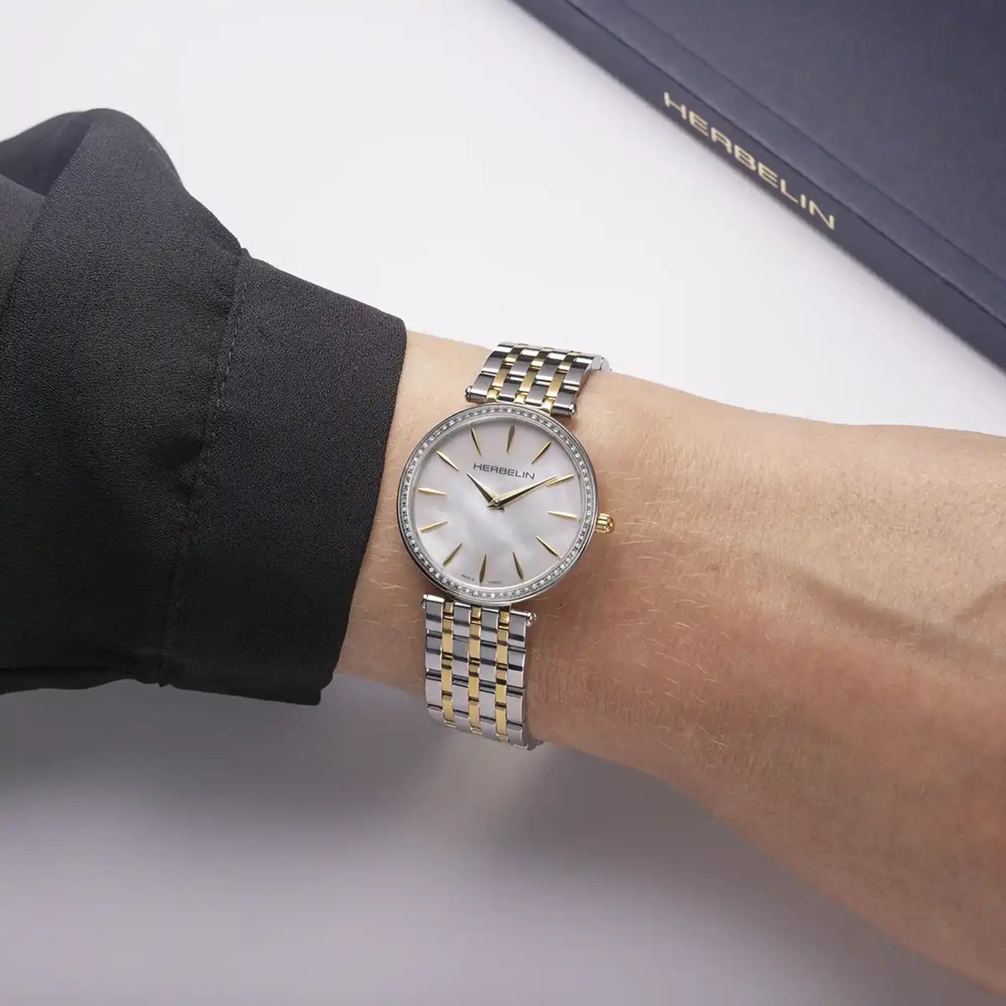 herbelin-epsilon-quartz-montre-femme-nacre-diamants-bicolore-28-mm image 2