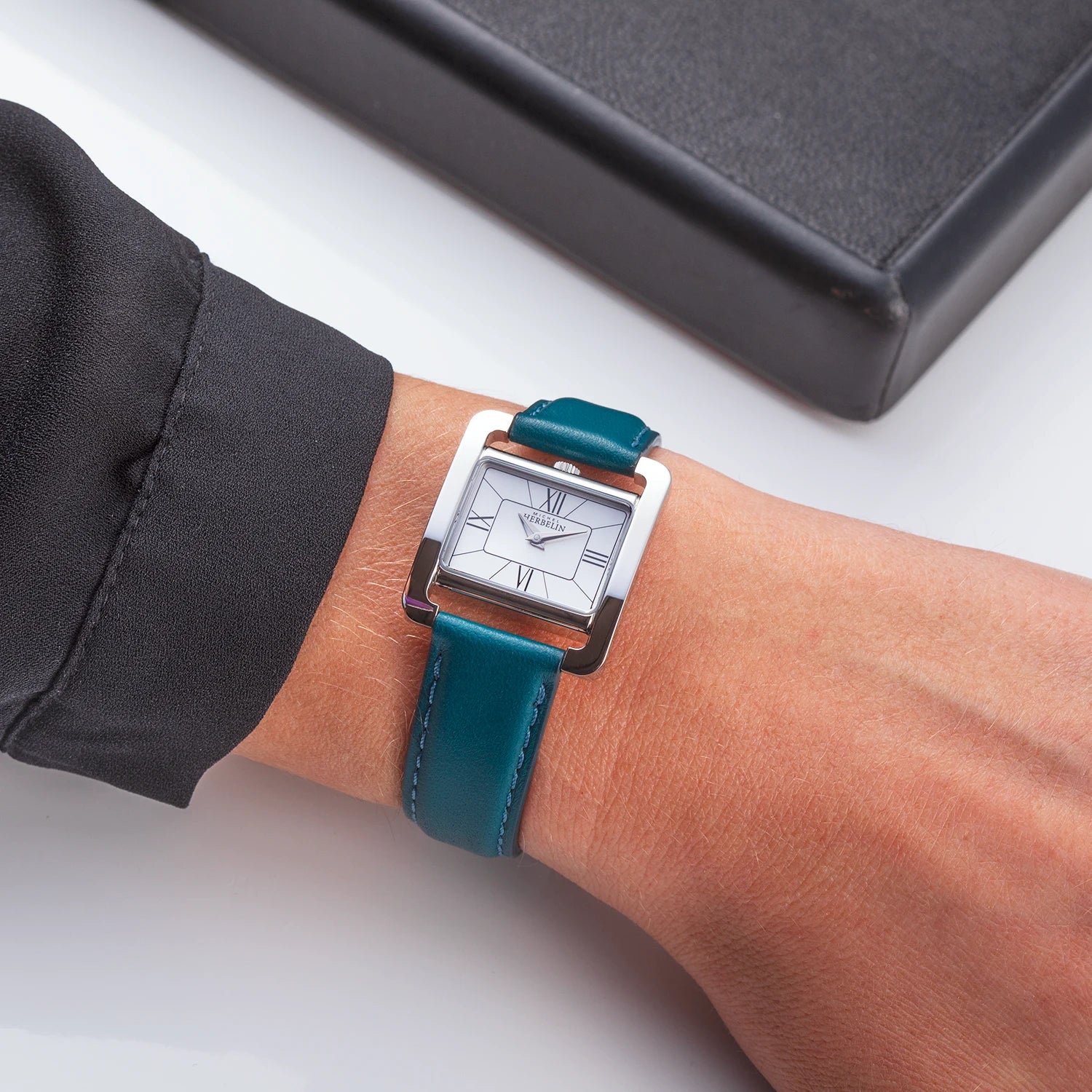herbelin-ve-avenue-quartz-femme-nacre-blanche-cuir-bleu-vert image 2