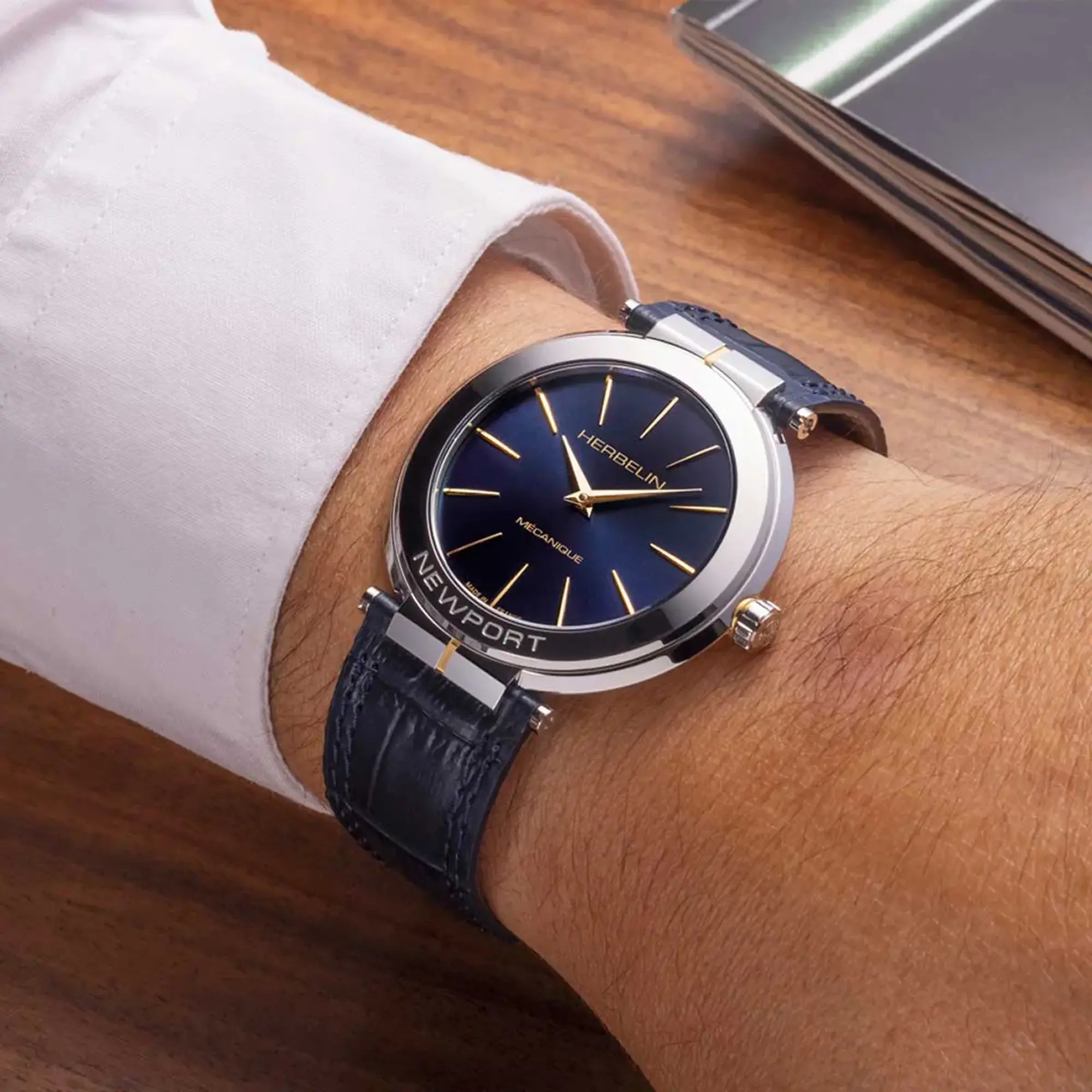 herbelin-newport-slim-m-canique-bleu-dor-montre-homme-cuir-bleu-croco image 2