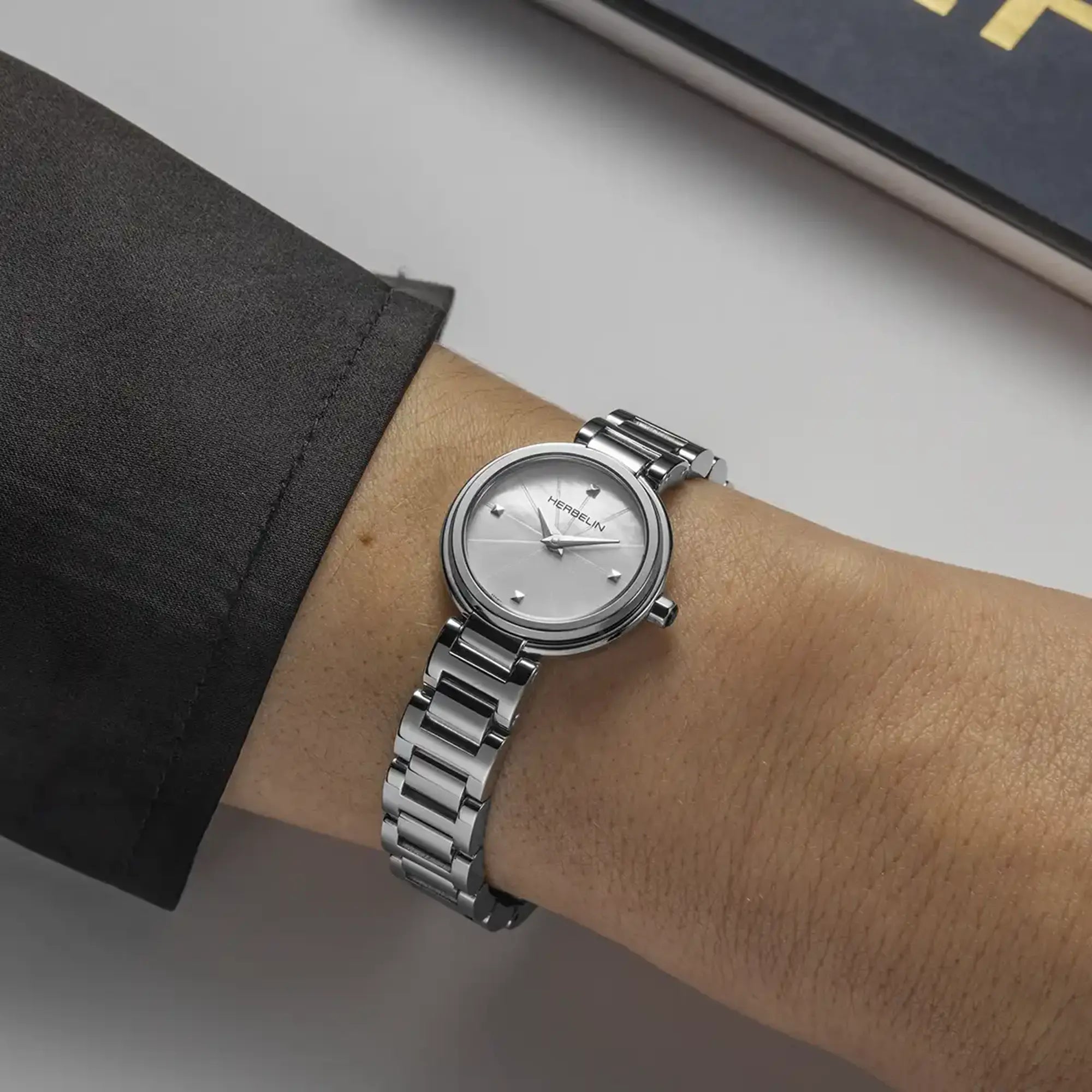 herbelin-lady-h-quartz-montre-femme-acier-nacre-blanche image 2