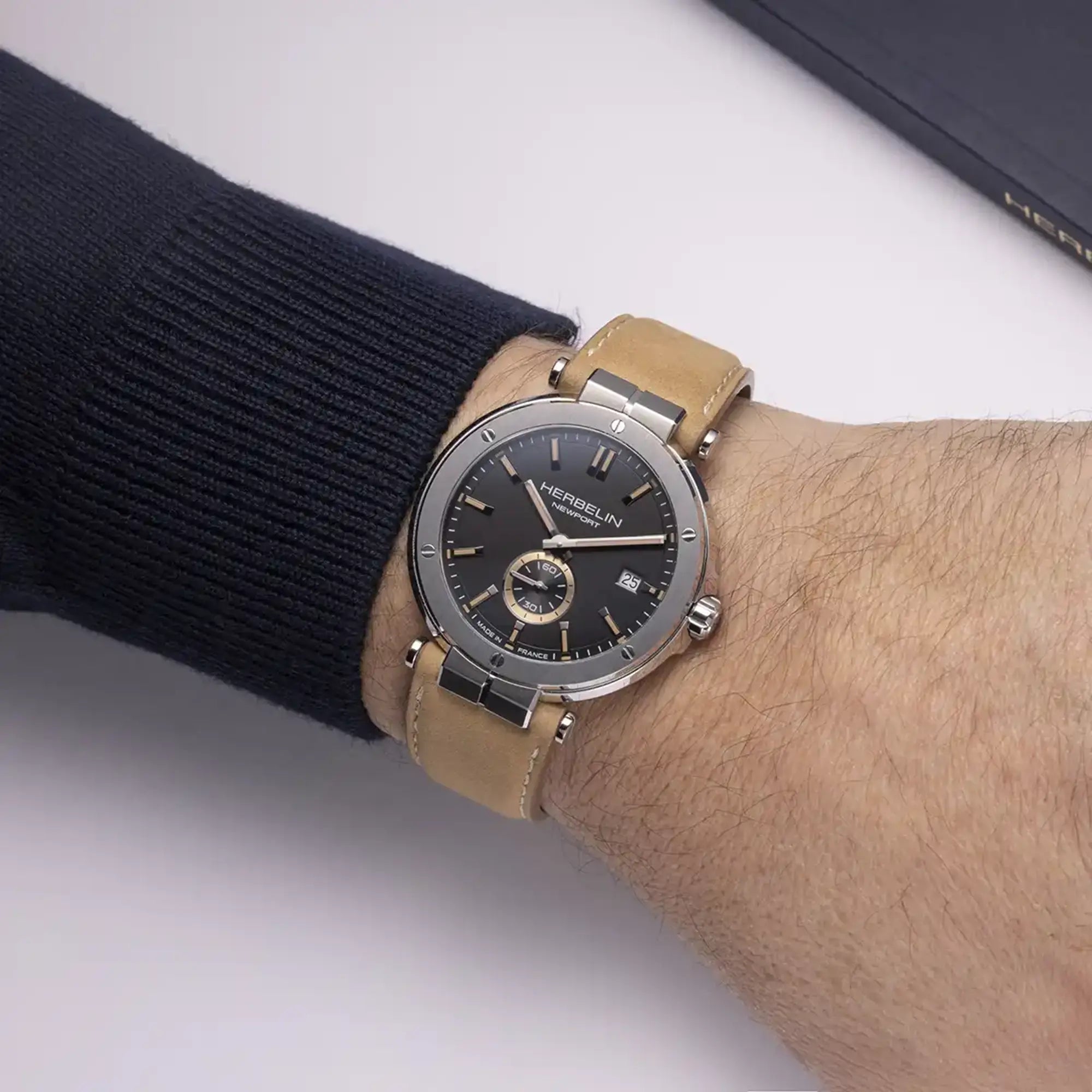 herbelin-newport-quartz-noir-cuir-beige-montre-homme-acier image 2