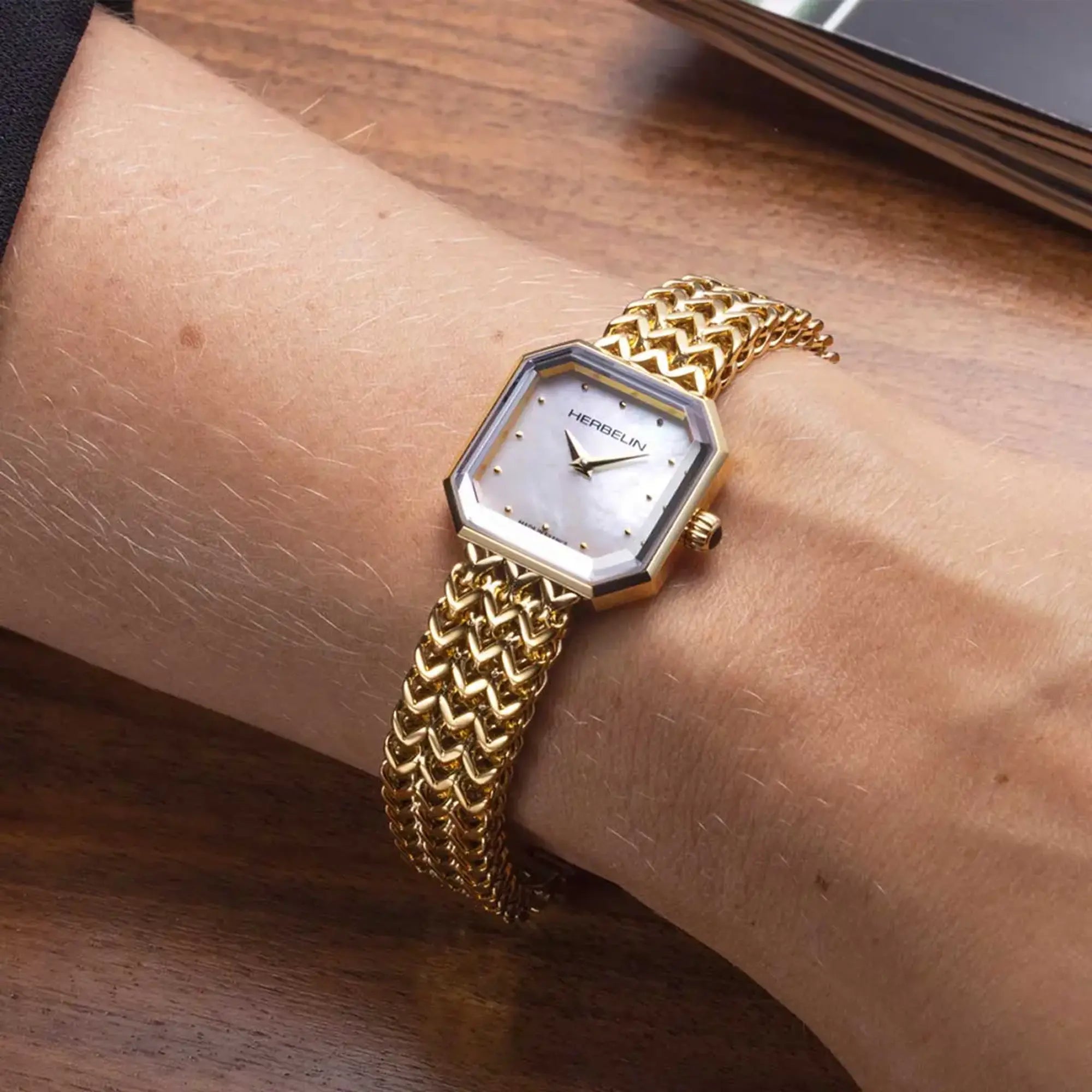 herbelin-octog-ne-montre-quartz-femme-dor-pvd-or-jaune-nacre-blanche image 2