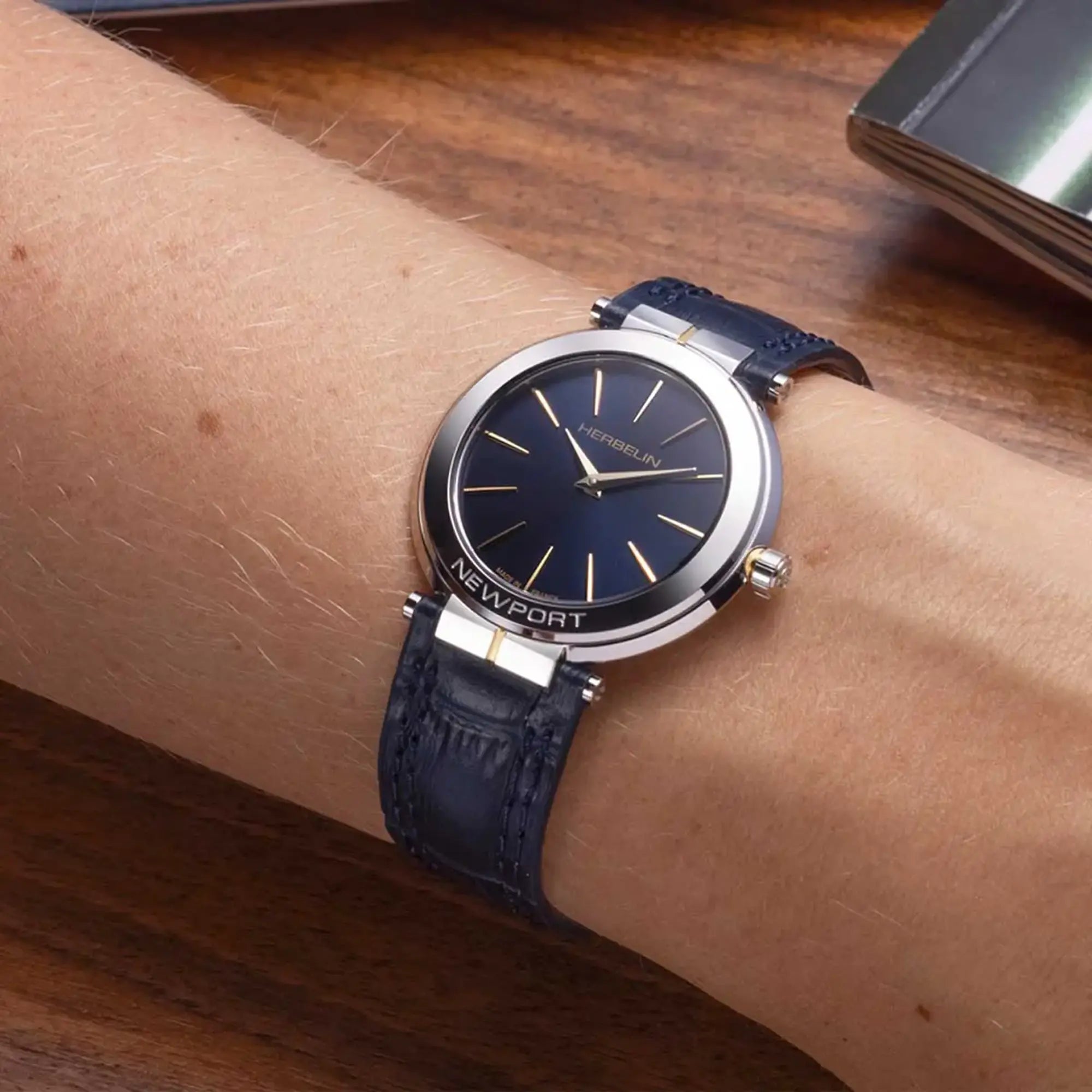 herbelin-newport-slim-quartz-montre-femme-bicolore-cuir-nacre-bleue image 2
